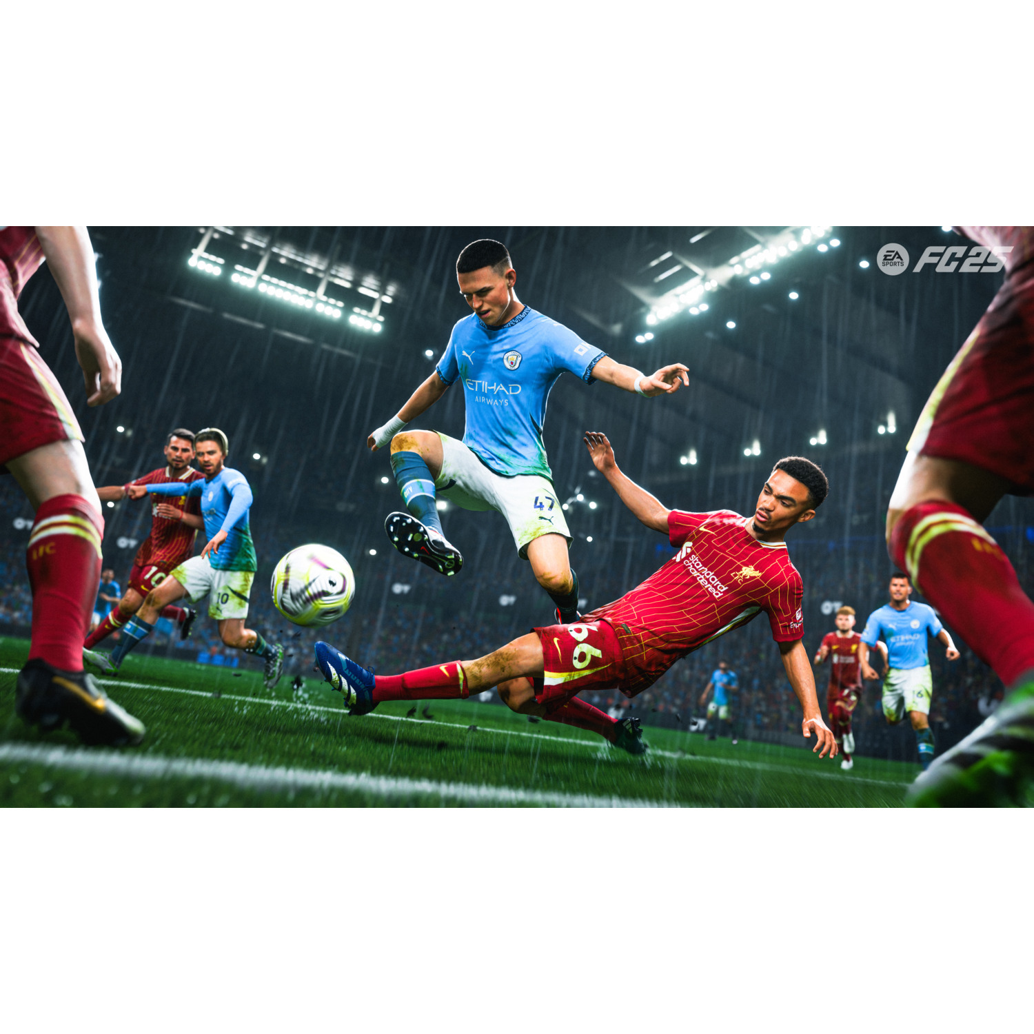 Voetbalwedstrijd in de regen, een speler in blauw springt om de bal te trappen, een ander glijdt.