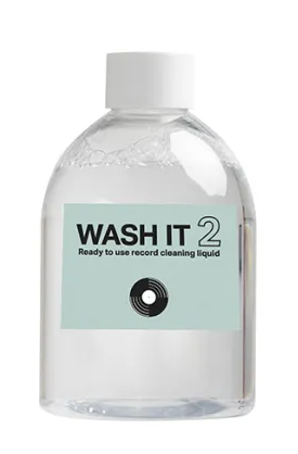 Flasche 'Wash It 2' Schallplatten-Reinigungsmittel. Weiße Flasche mit grünem Etikett und Schallplatten-Symbol.