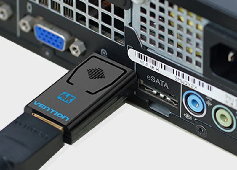 Egy HDMI adapter egy számítógép hátuljába csatlakoztatva.