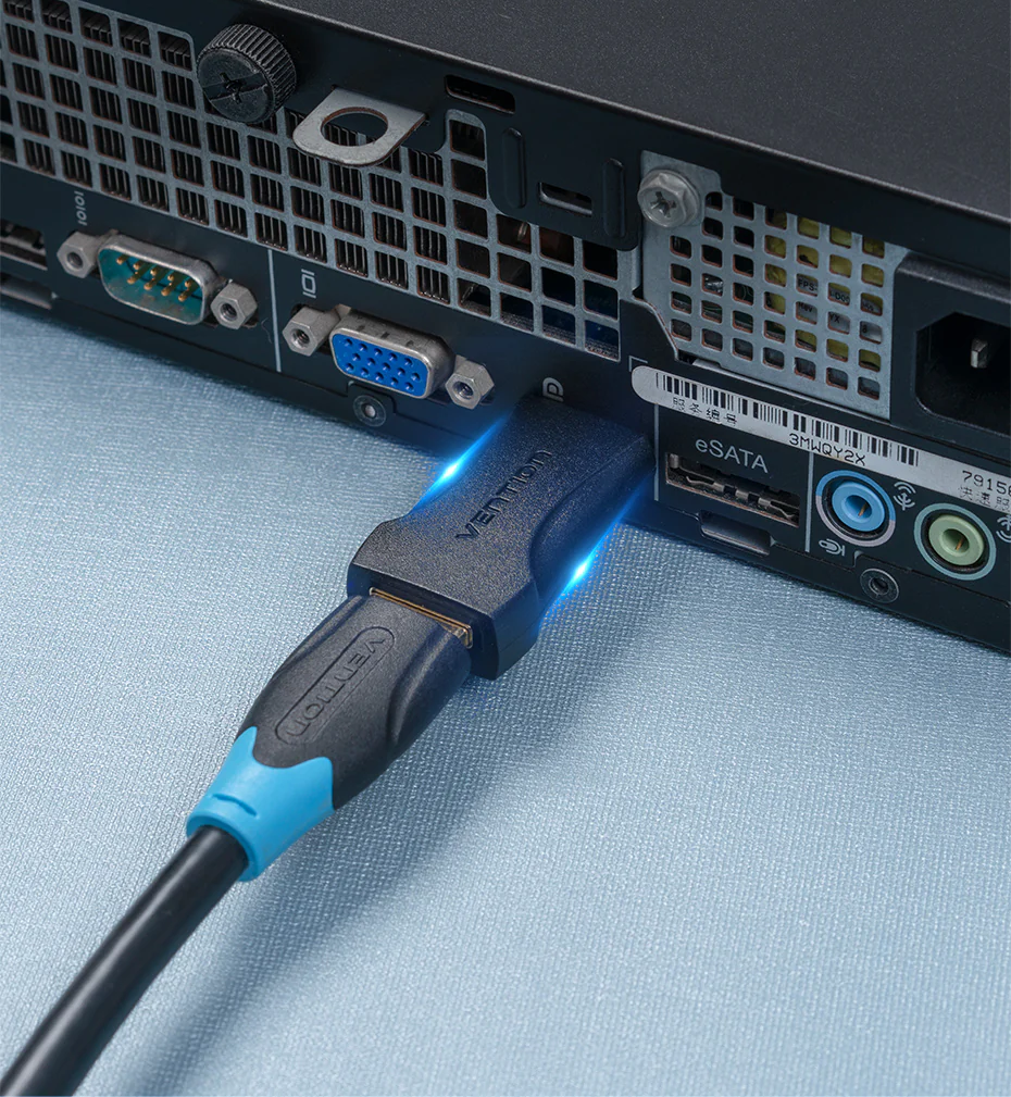 HDMI-eSATA adapter csatlakoztatva egy számítógéphez, a csatlakozást mutatva.