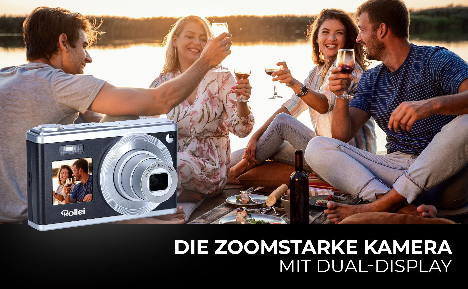 Freunde stoßen mit Wein an, Kamera im Vordergrund mit Dual-Display.
