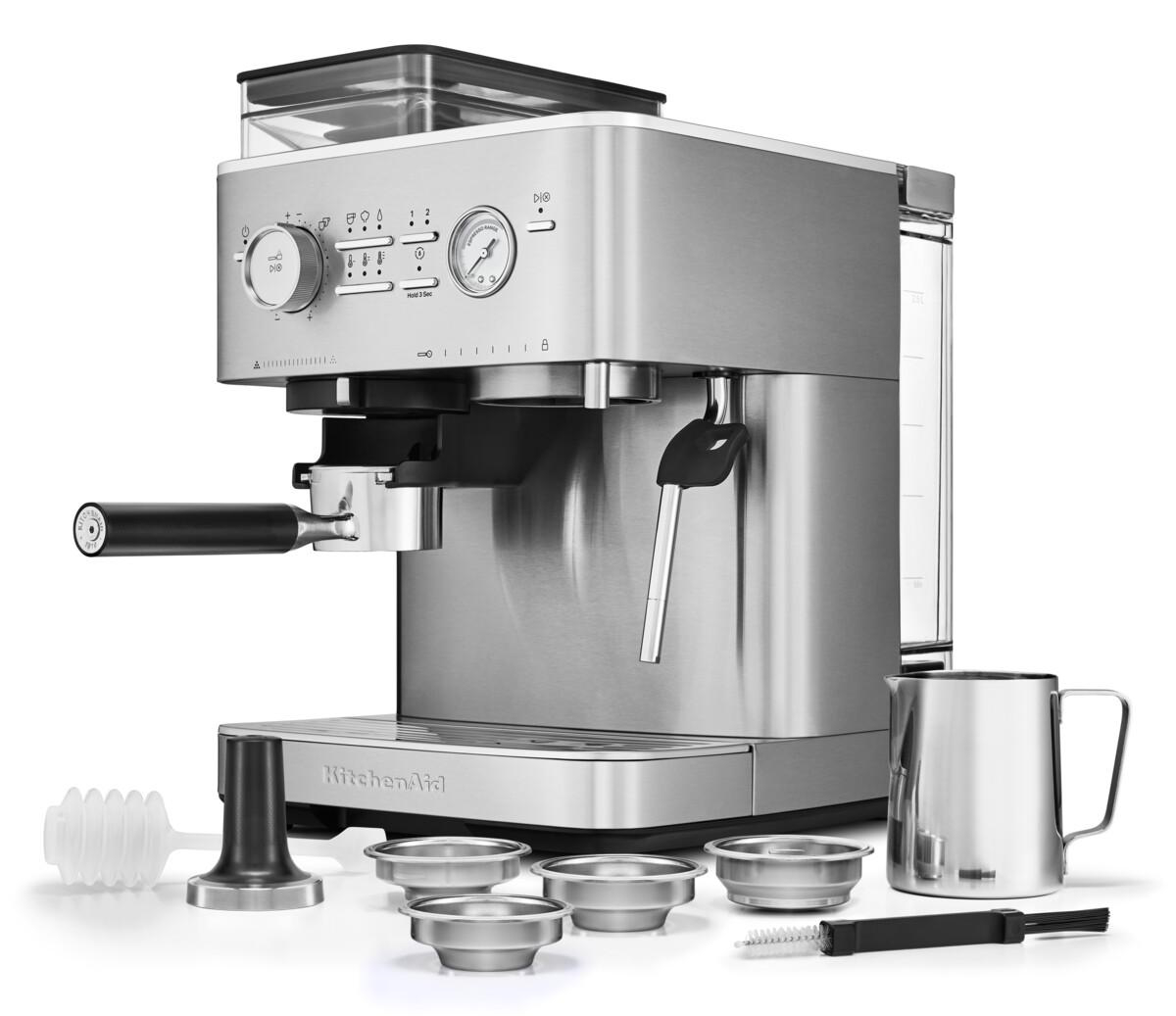 Silberne KitchenAid Espressomaschine mit Zubehör: Siebträger, Tamper, Milchaufschäumpitcher.