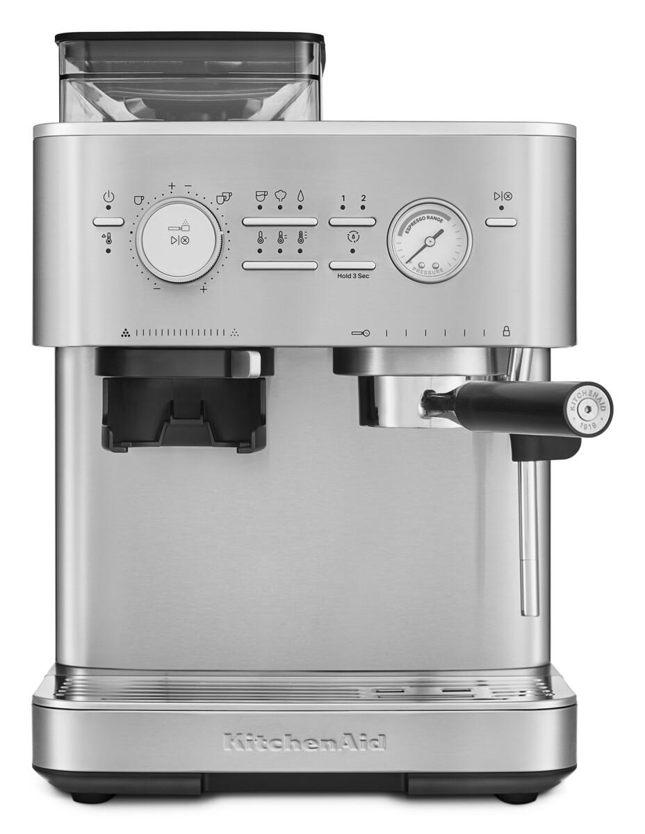 Eine silberne KitchenAid Espressomaschine mit schwarzem Griff und einer Mühle oben.