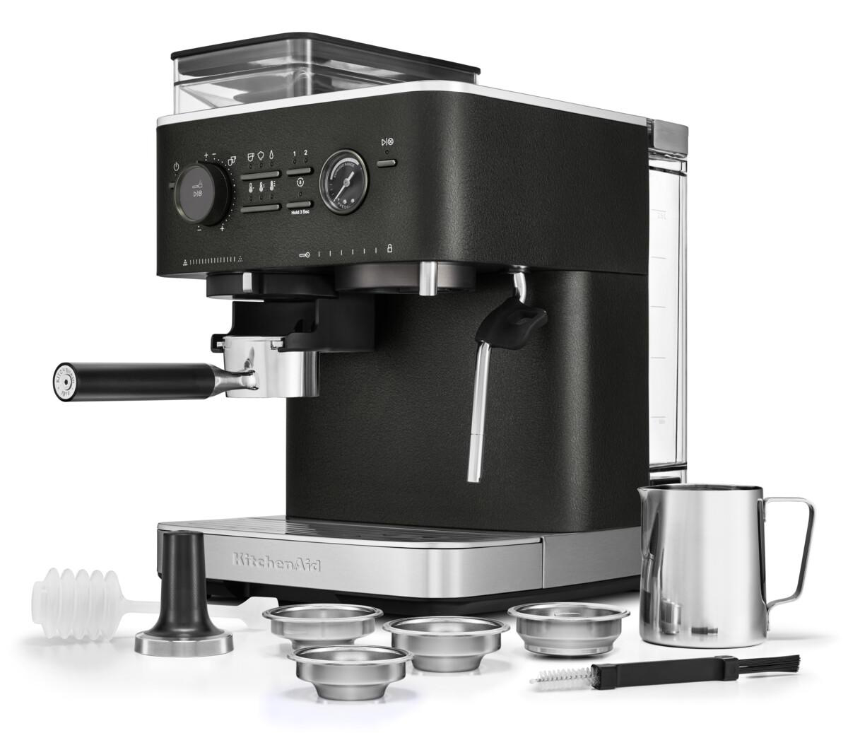 Schwarze Espressomaschine mit Zubehör, inkl. Milchaufschäumer.
