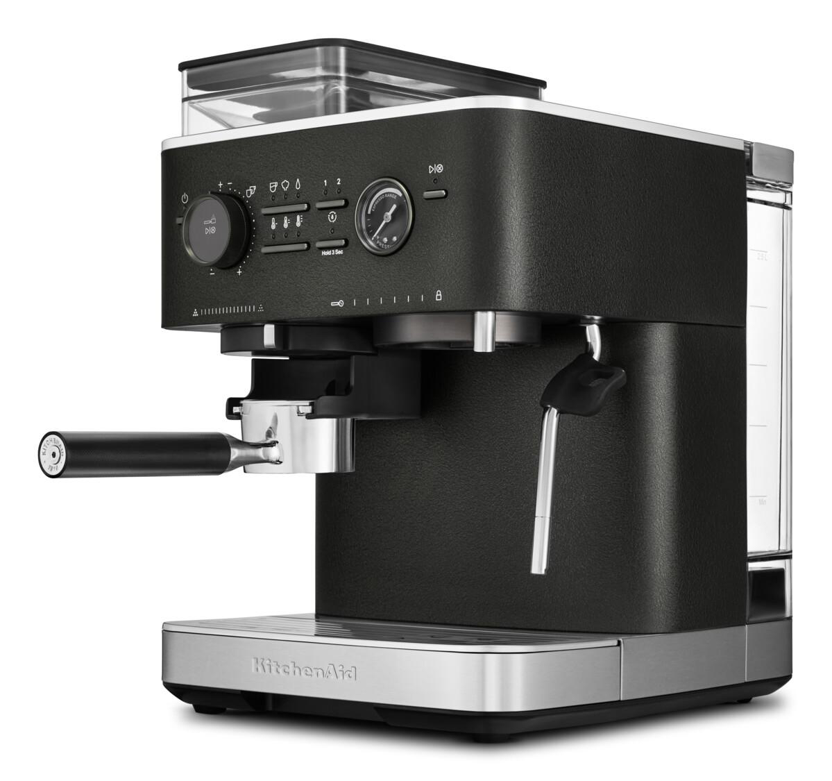 Eine schwarze KitchenAid Espressomaschine mit Bedienelementen, Siebträger und Wassertank.