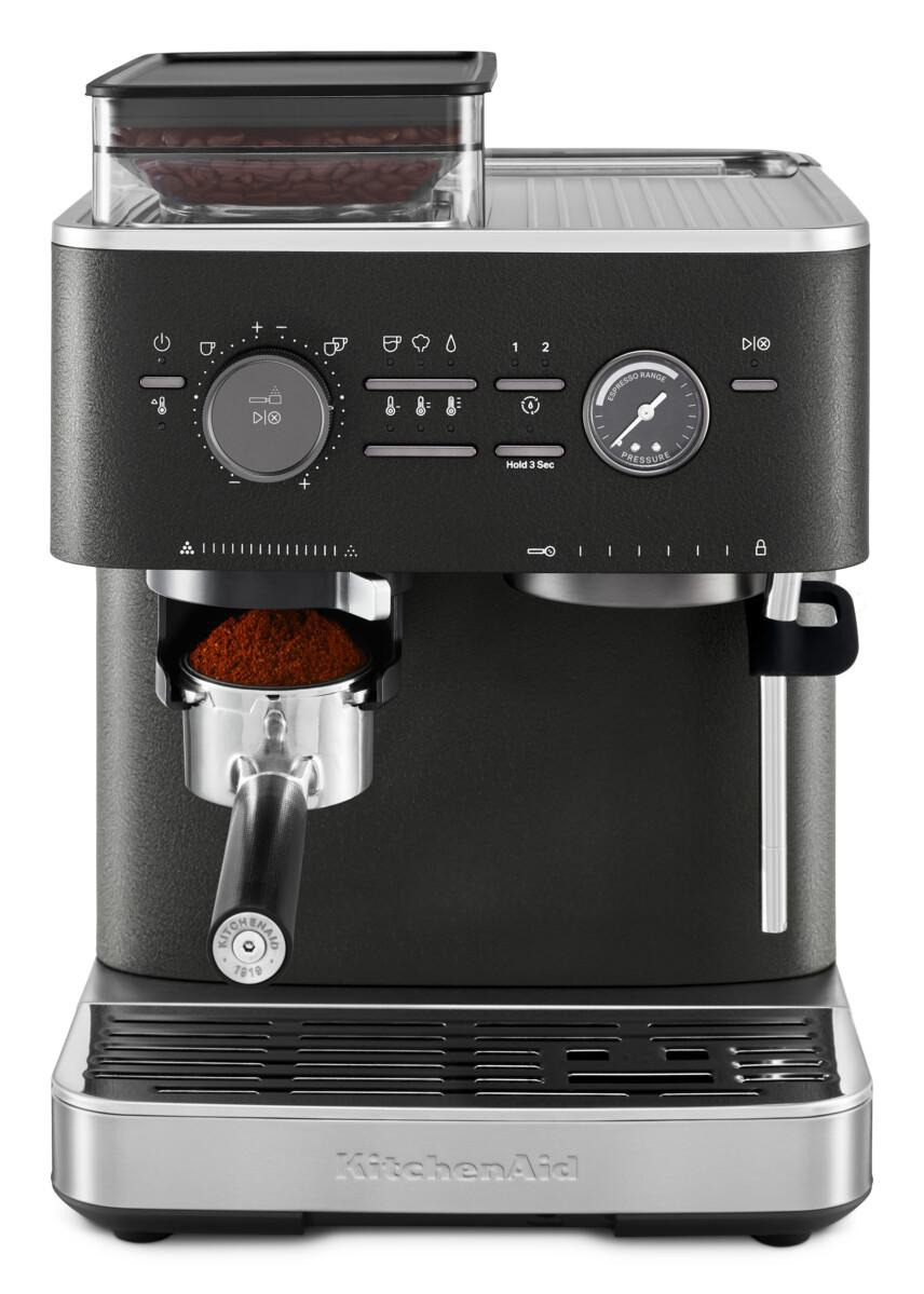 Schwarze KitchenAid Espressomaschine mit einem Siebträger. Die Maschine steht auf weißem Grund.