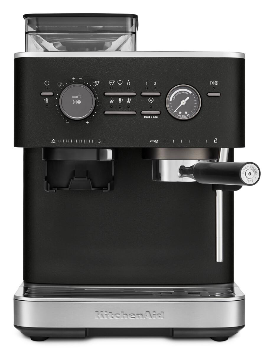 Eine schwarze Espressomaschine mit Bedienelementen, einer Mühle und einem Siebträger.