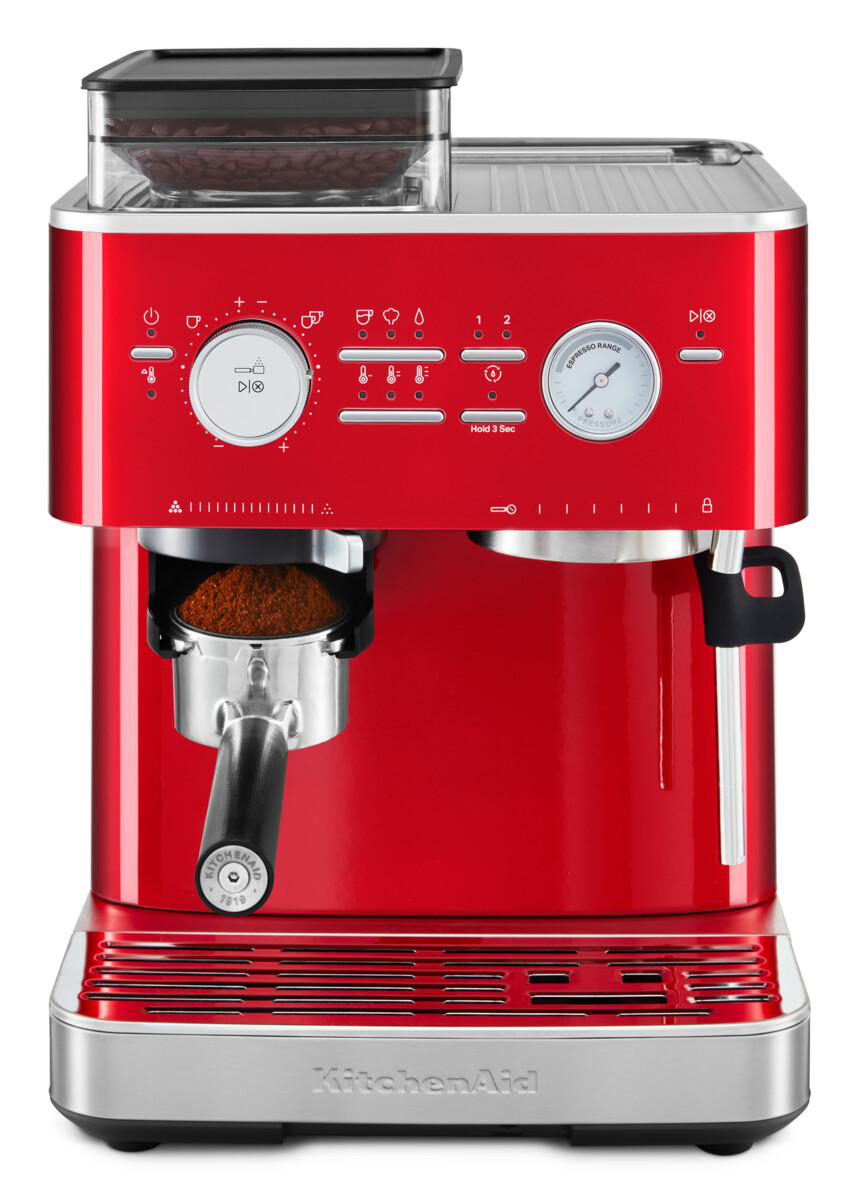 Rote KitchenAid Espressomaschine mit Kaffeemühle und schwarzem Siebträger.