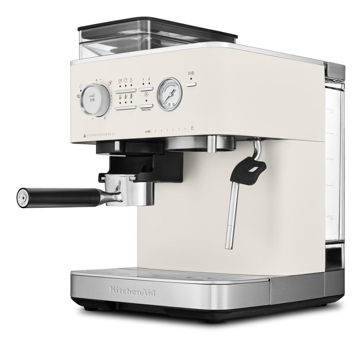 Elfenbeinfarbene Espressomaschine mit schwarzem Griff und Anzeige.