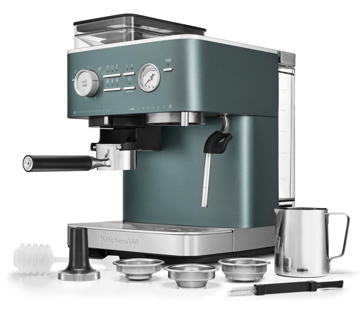 Eine türkisfarbene Espressomaschine mit Zubehör wie einem Tamper, Siebträgern und einem Milchaufschäumer.