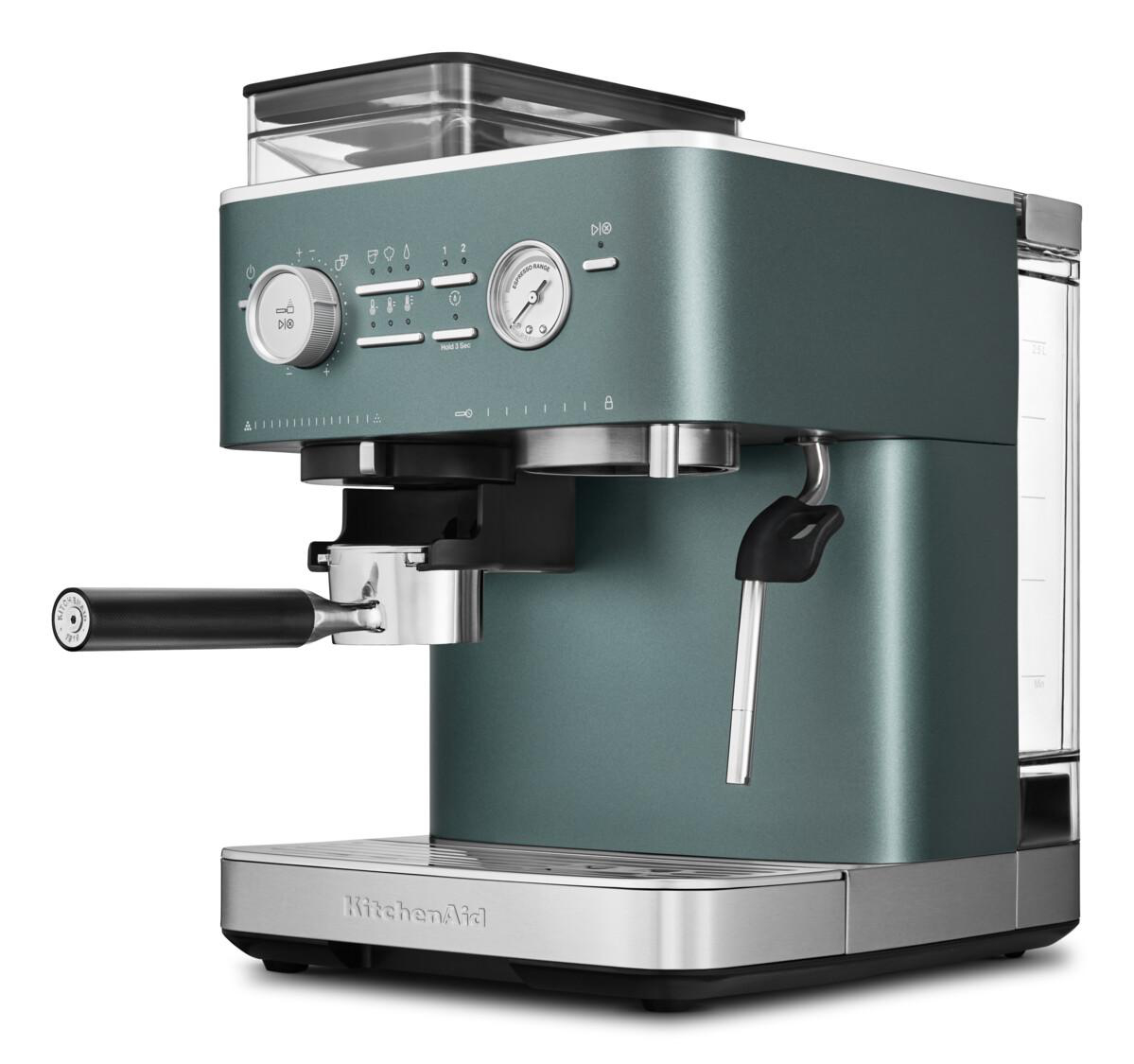 Grüne Espressomaschine. KitchenAid-Logo. Silberakzente. Knöpfe und Messanzeige vorne.
