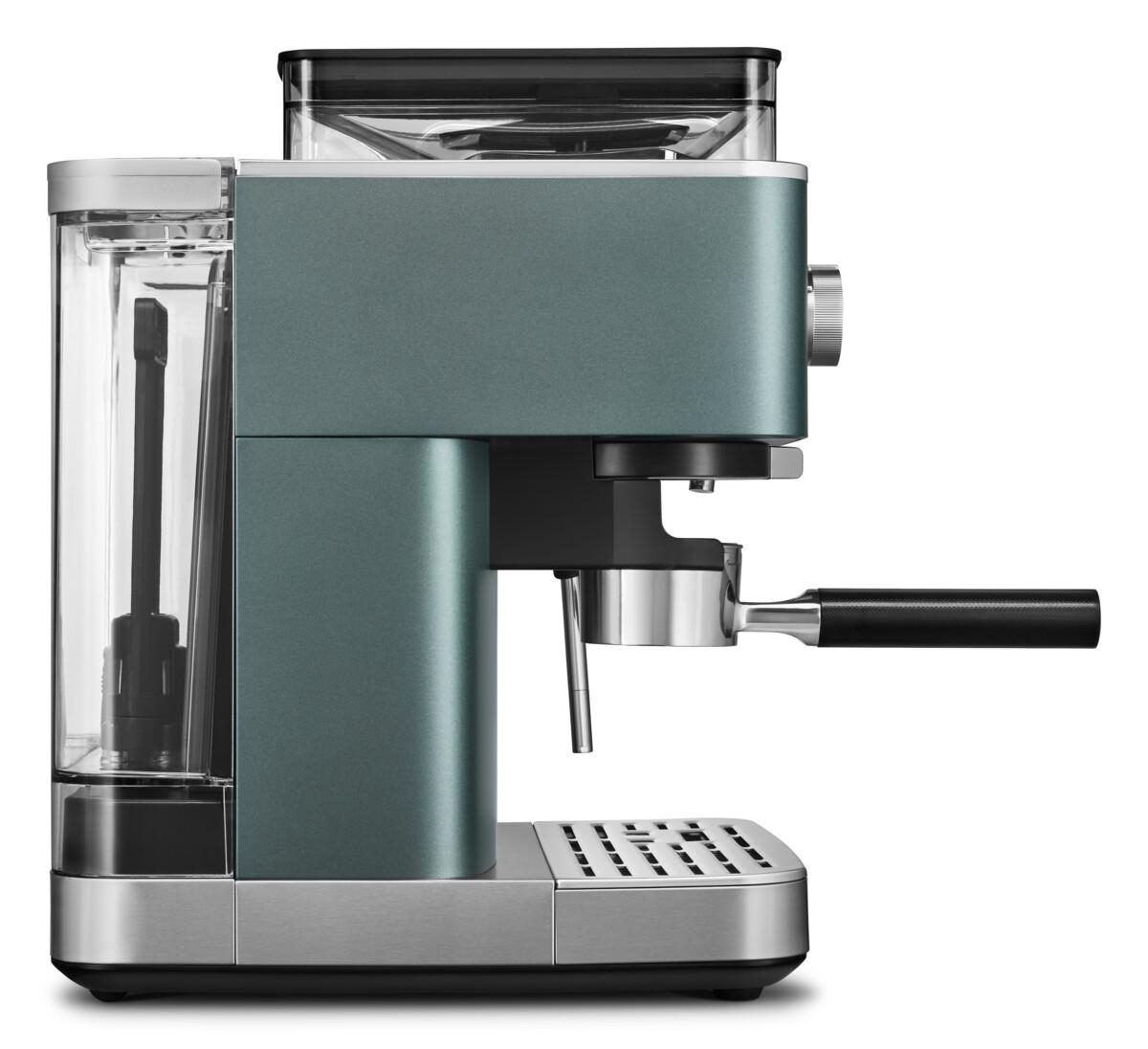Eine Espressomaschine mit grünem Metallic-Finish auf weißem Hintergrund.