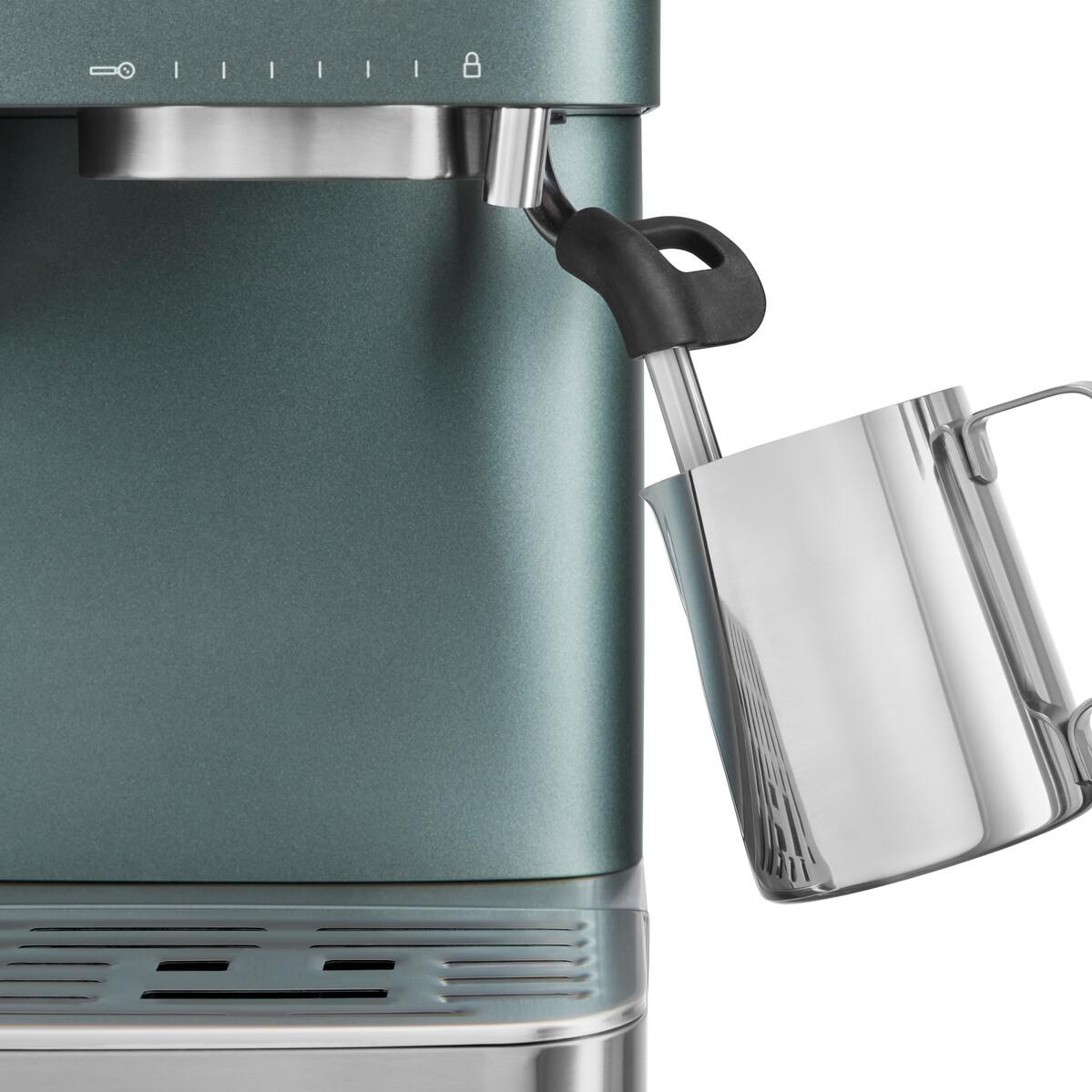 Nahaufnahme einer grünen Espressomaschine mit Milchaufschäumer.