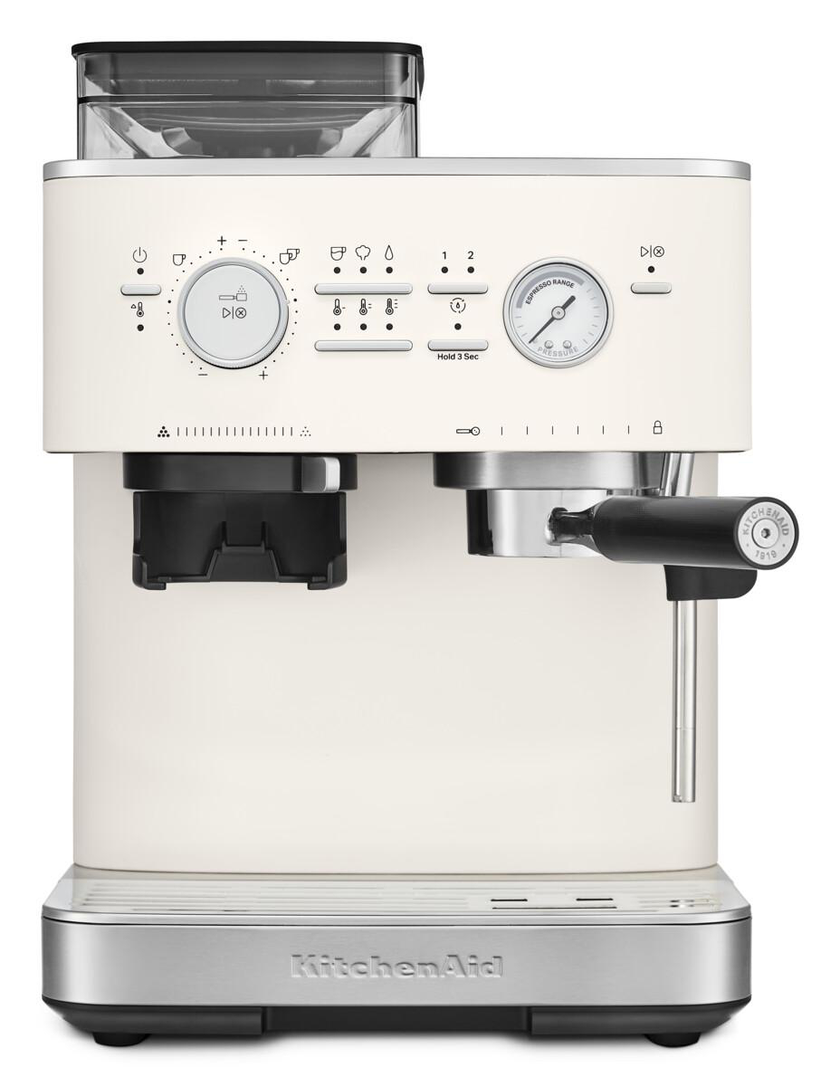 Elfenbeinfarbene Espressomaschine mit schwarzem Griff und Anzeige.