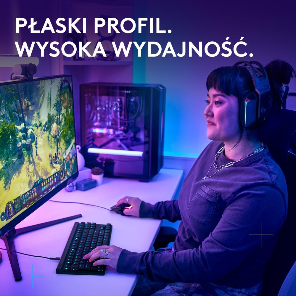 Kobieta w słuchawkach gra. Klawiatura i mysz na biurku. Komputer do gier.