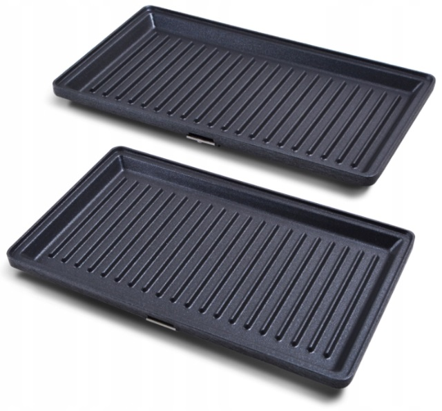 Dwa czarne ruszty do grilla, umieszczone na białej powierzchni. Każdy ruszt ma równoległe żebra.