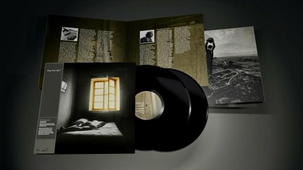 Albumcover mit schwarzen Schallplatten. Eine Person liegt im Bett in einem Raum mit Fenster.