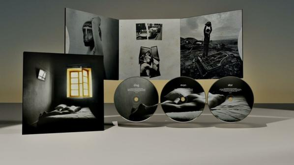 Albumcover mit Schwarz-Weiß-Fotos und 3 CDs. Die CDs haben Körperbilder.