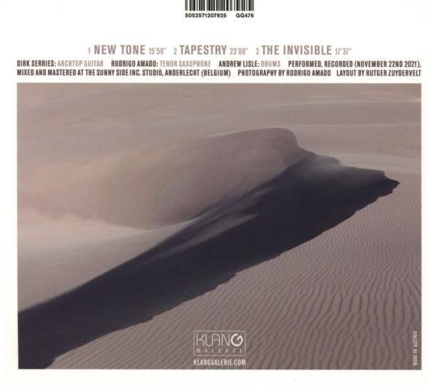 Rückseite einer CD mit einem Sanddünenbild, Trackliste und Credits.