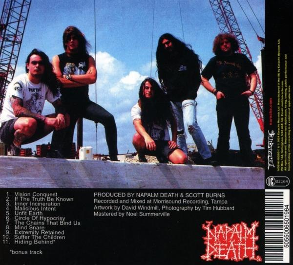 Band aus fünf Metal-Musikern vor einer Betonmauer. Albumcover mit Titelliste.