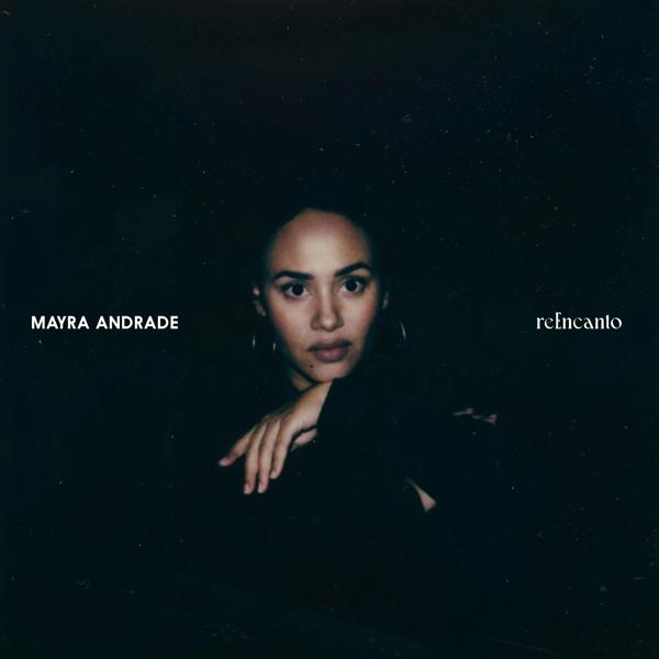 Eine Frau mit dunklem Haar blickt in die Kamera. Das Albumcover trägt den Namen Mayra Andrade und refncanto.