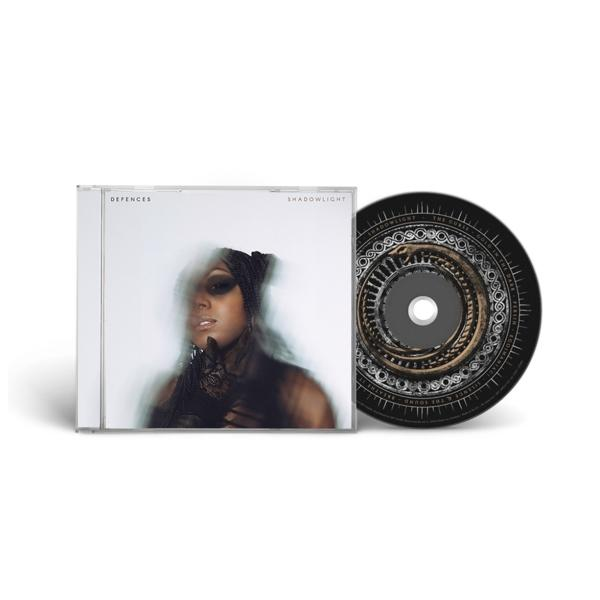 Eine CD-Hülle mit dem Porträt einer Frau und eine CD mit grafischem Design wird gezeigt.