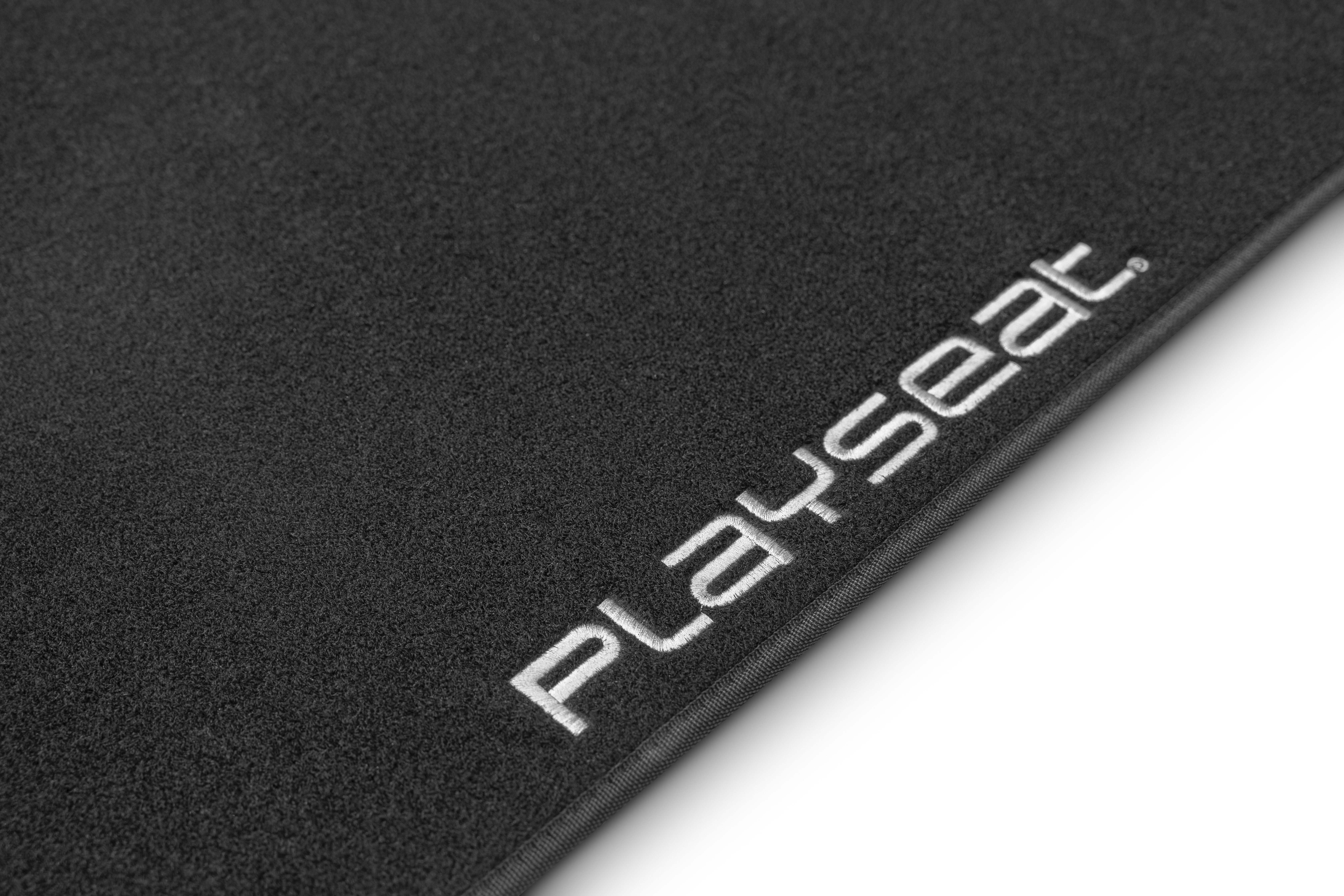 Schwarze Automatte mit Playseat-Logo, schräge Ansicht.