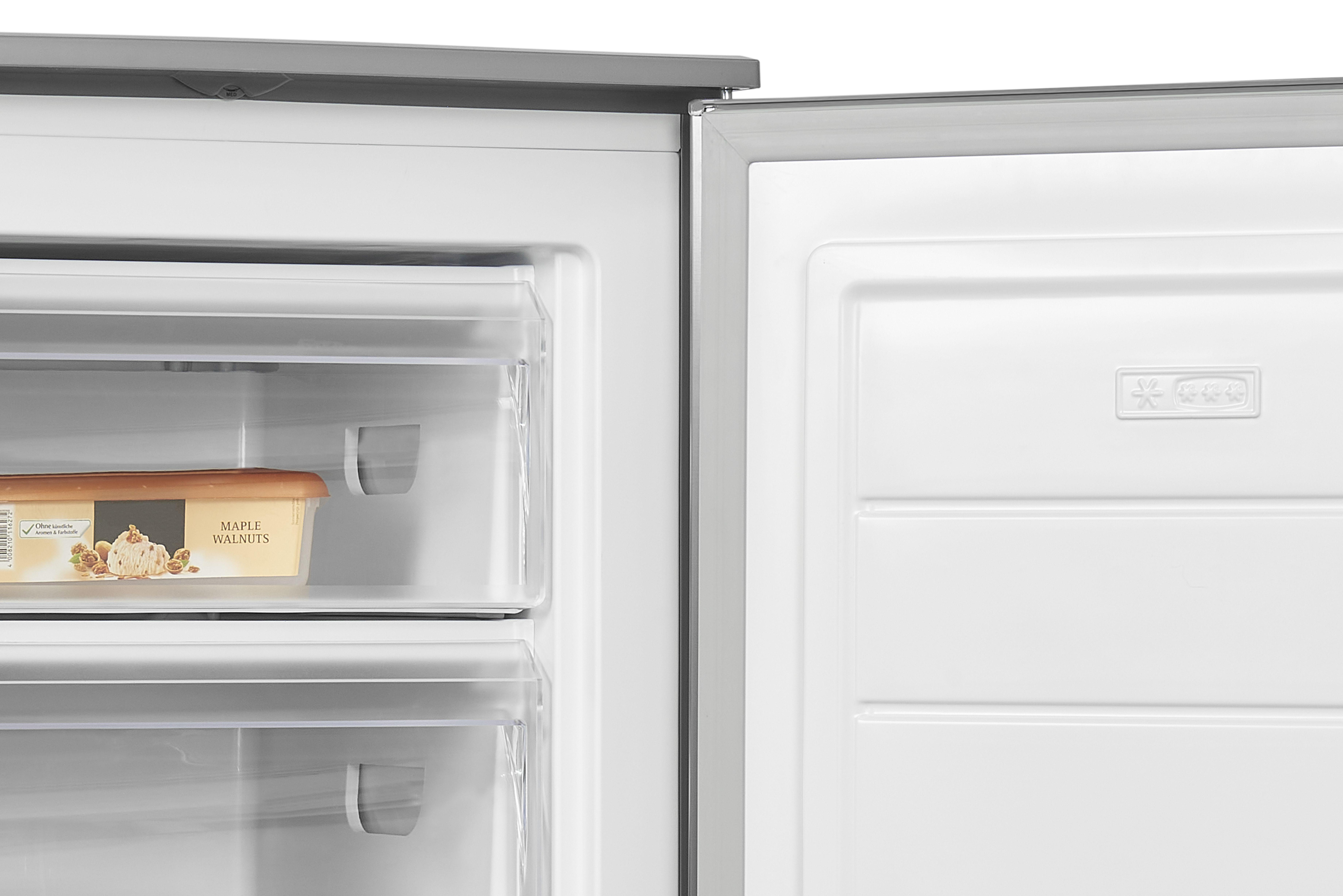 Geöffnete Kühlschranktür, zeigt ein Gefrierfach mit einem Behälter Ahorn-Walnuss-Eis.