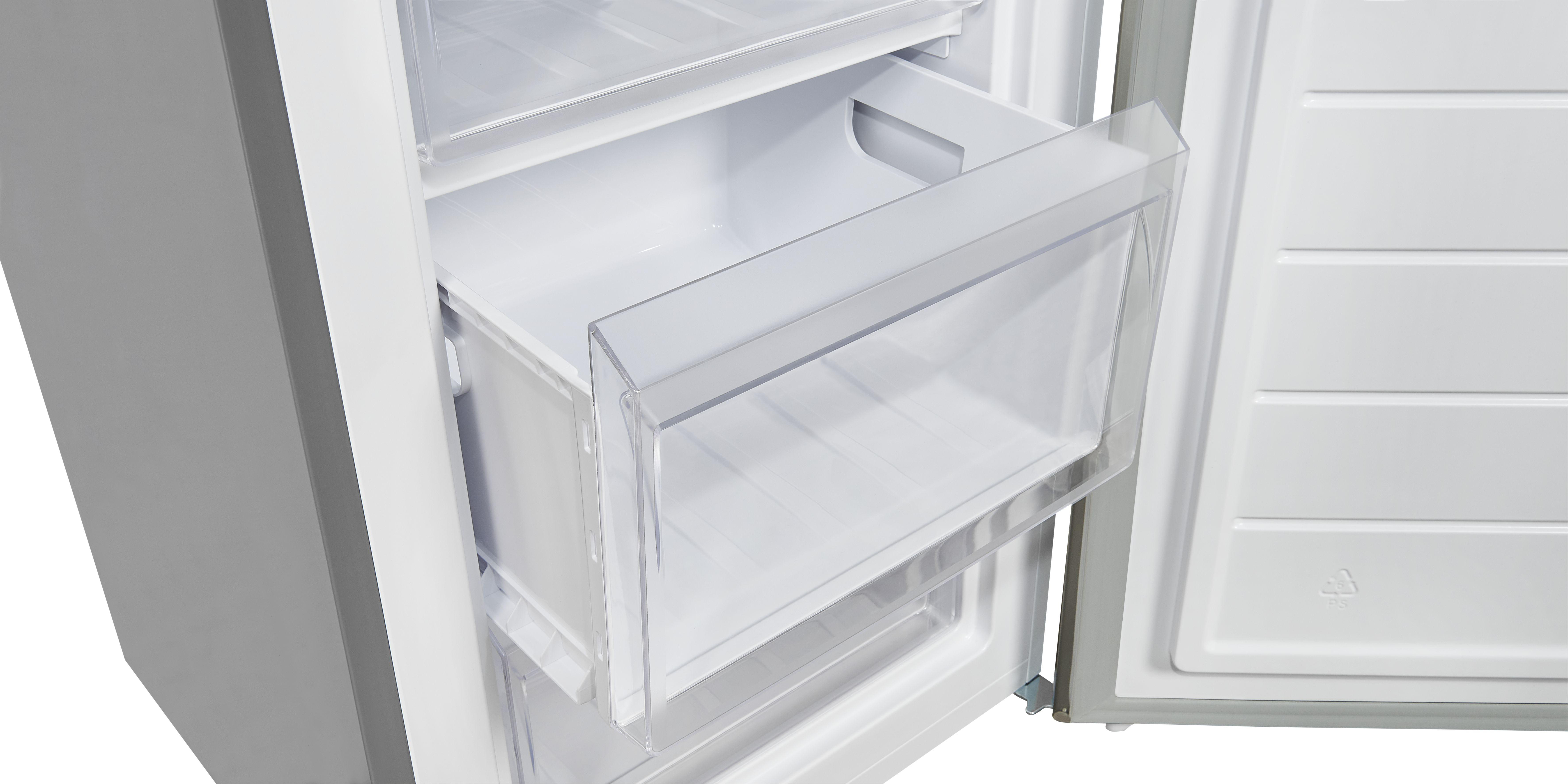 Offener Kühlschrank mit transparenter Schublade, weißer Innenraum.