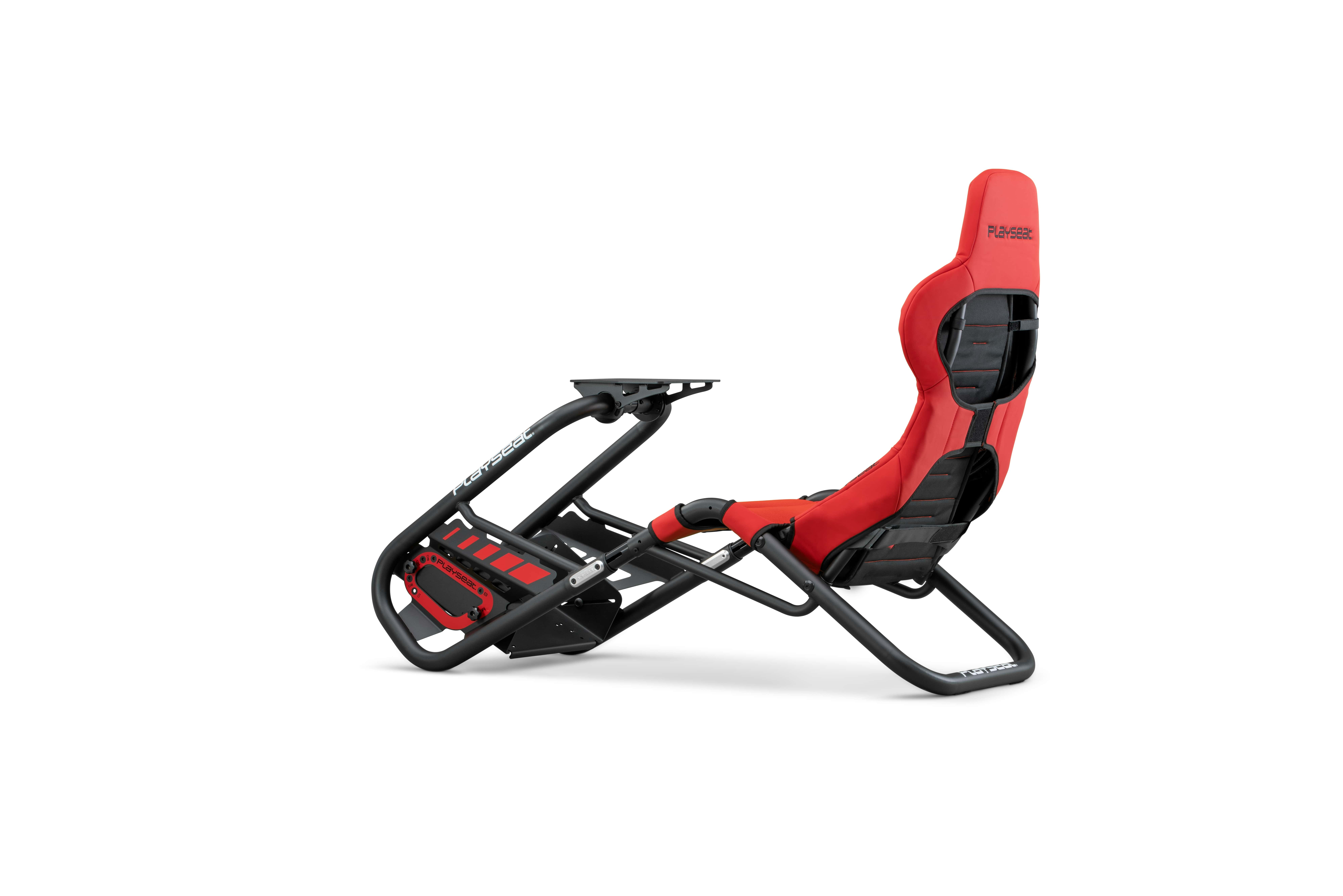 Roter und schwarzer Gaming-Stuhl auf weißem Hintergrund, Seitenansicht. Hat eine schwarze Basis.