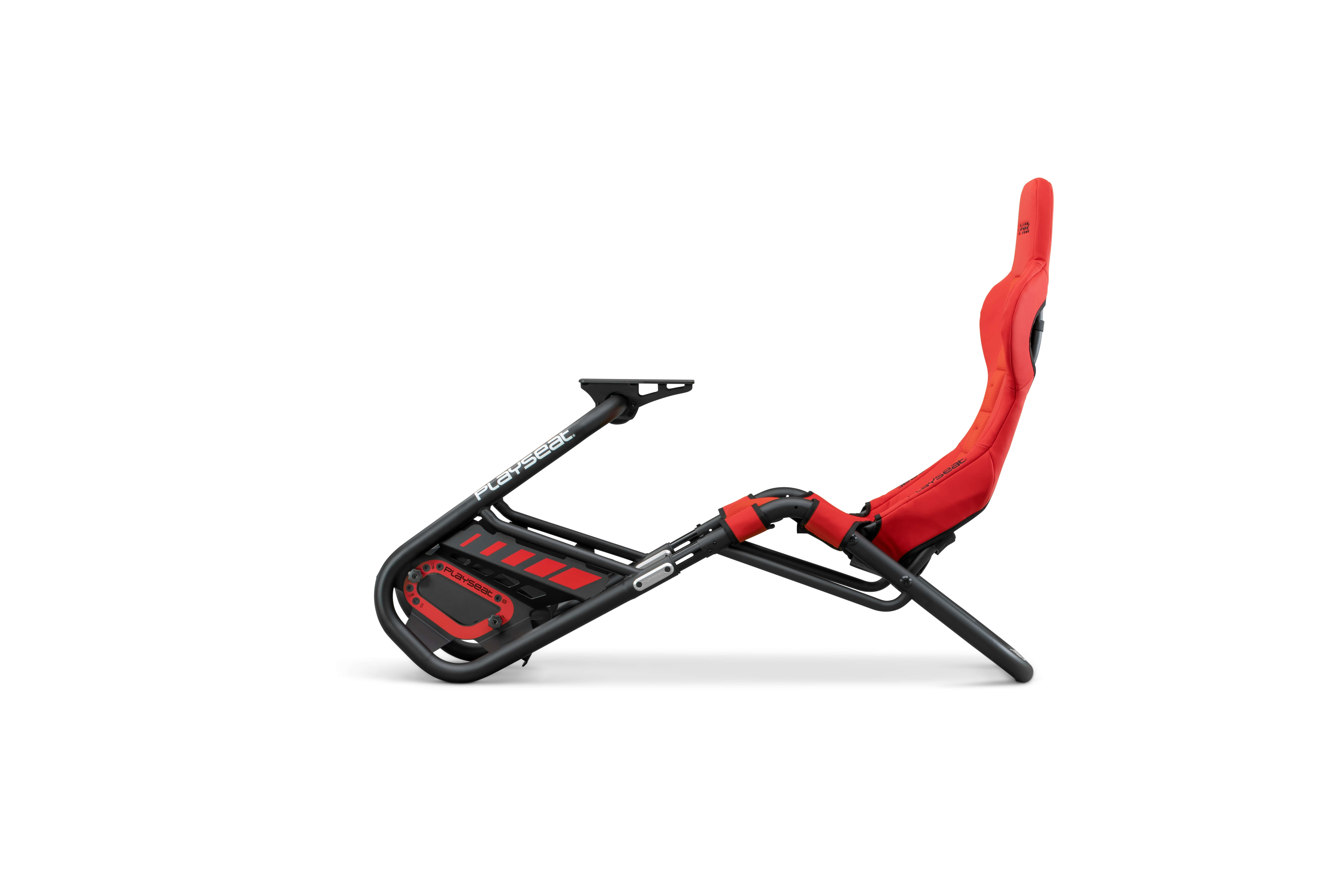 Rennsimulator-Sitz in Rot und Schwarz. Der Sitz ist abgewinkelt und hat ein Playseat-Logo.