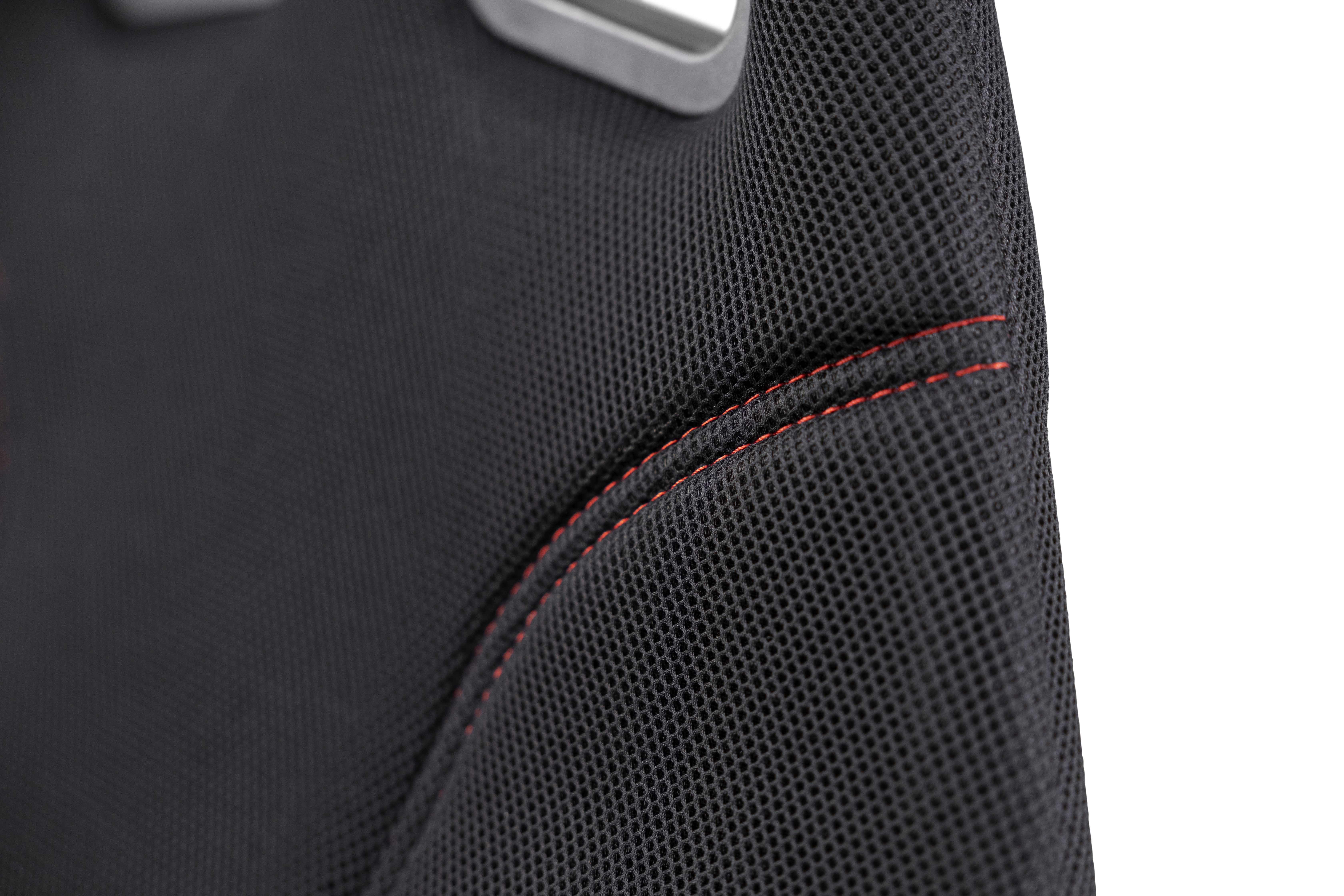 Nahaufnahme von schwarzem Mesh-Material mit roten Nähten. Die Oberfläche ist strukturiert.