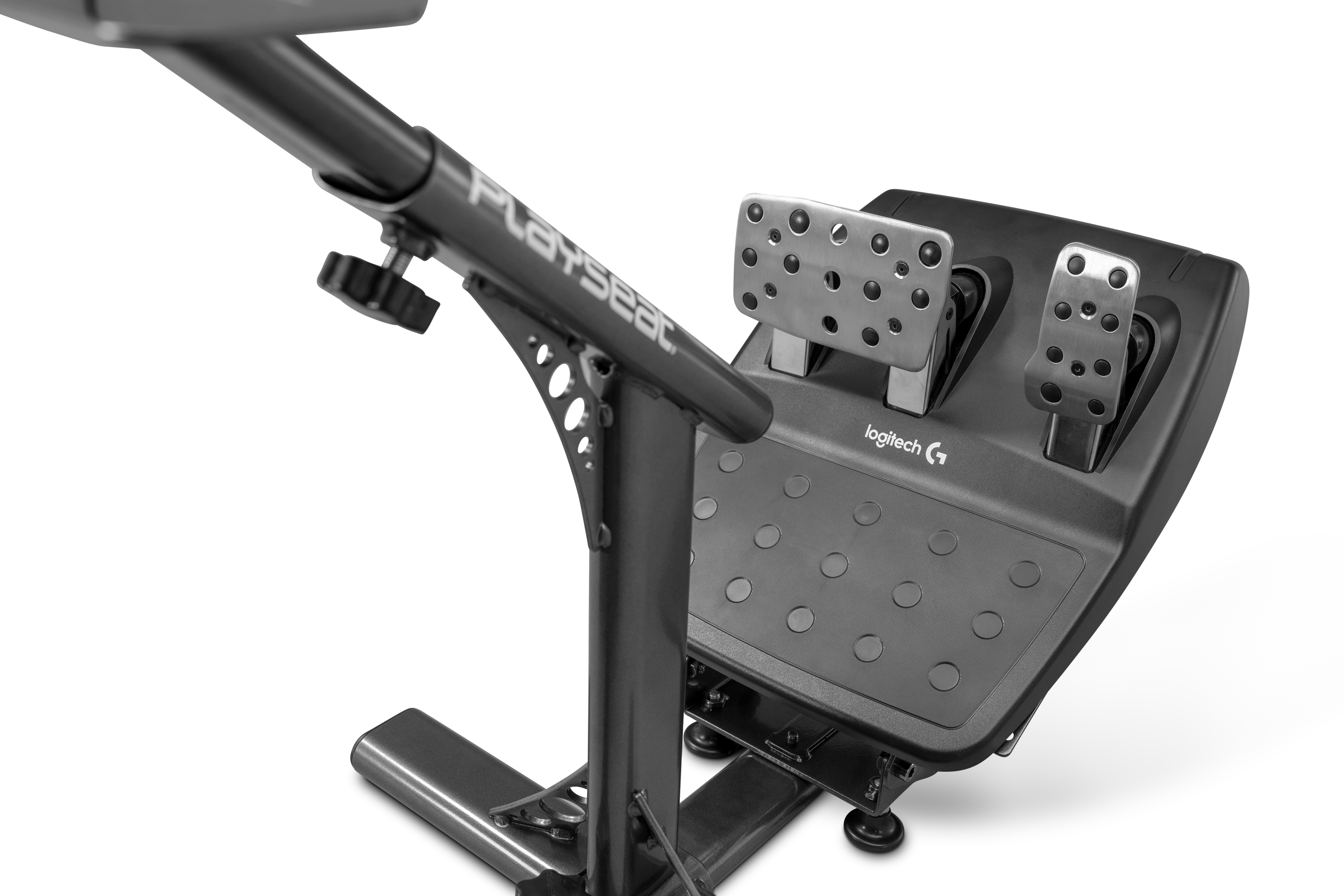 Ein Playseat-Ständer mit einem Logitech-Rennlenkrad. Der Ständer ist schwarz.