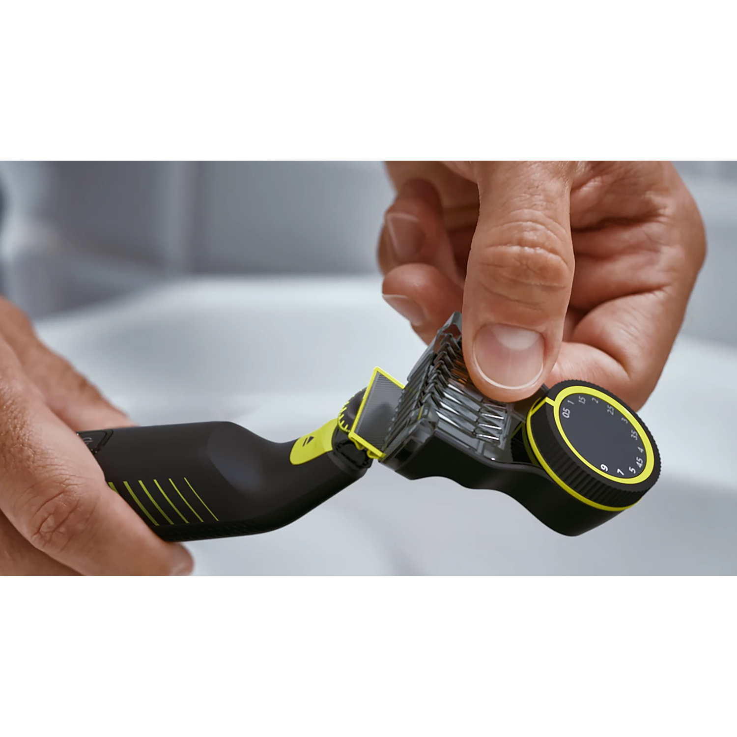 Mano che tiene un trimmer nero e giallo, con un quadrante.
