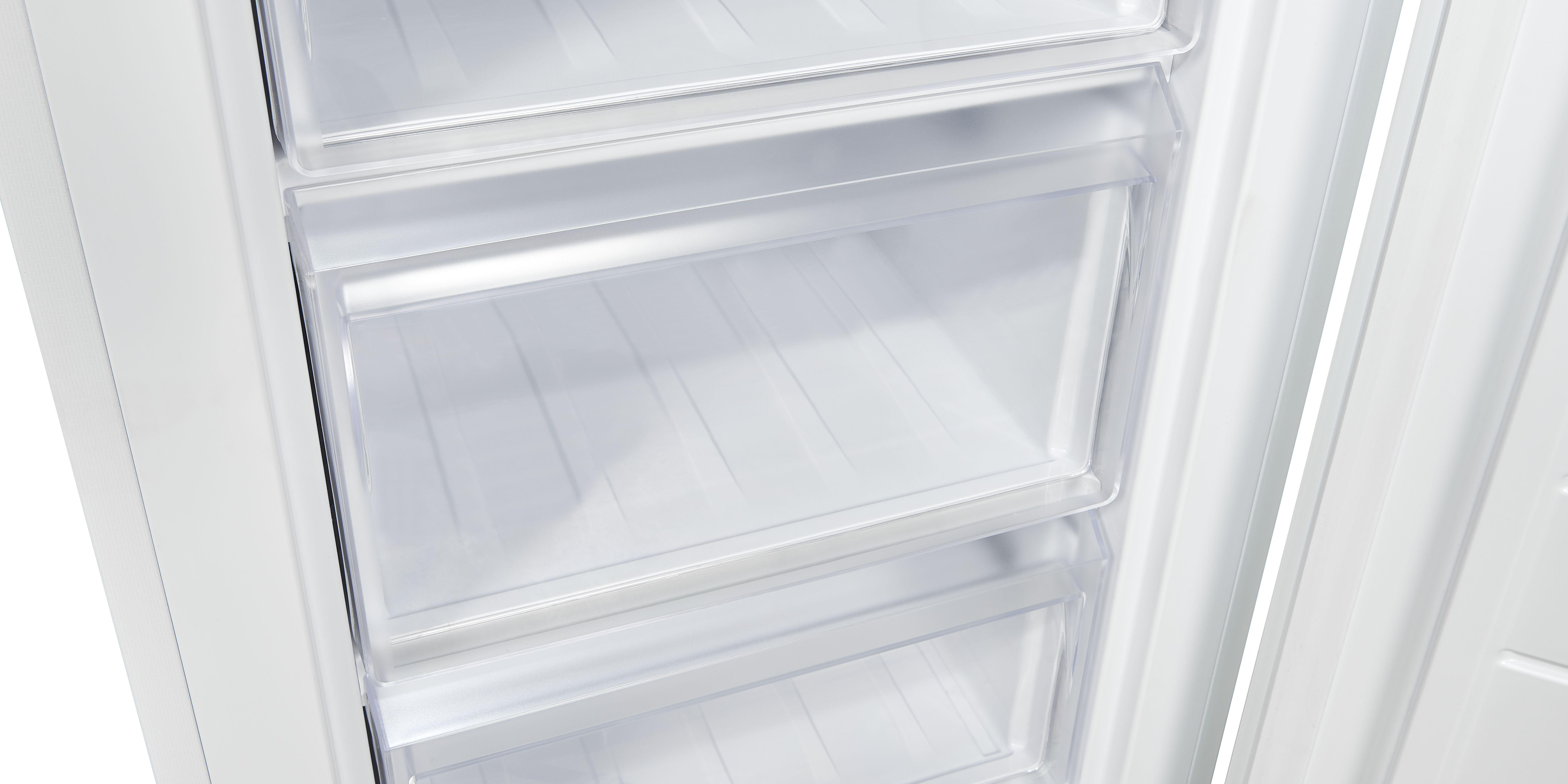 Innenansicht eines weißen Gefrierschranks mit drei durchsichtigen Schubladen. Die Schubladen sind leer.