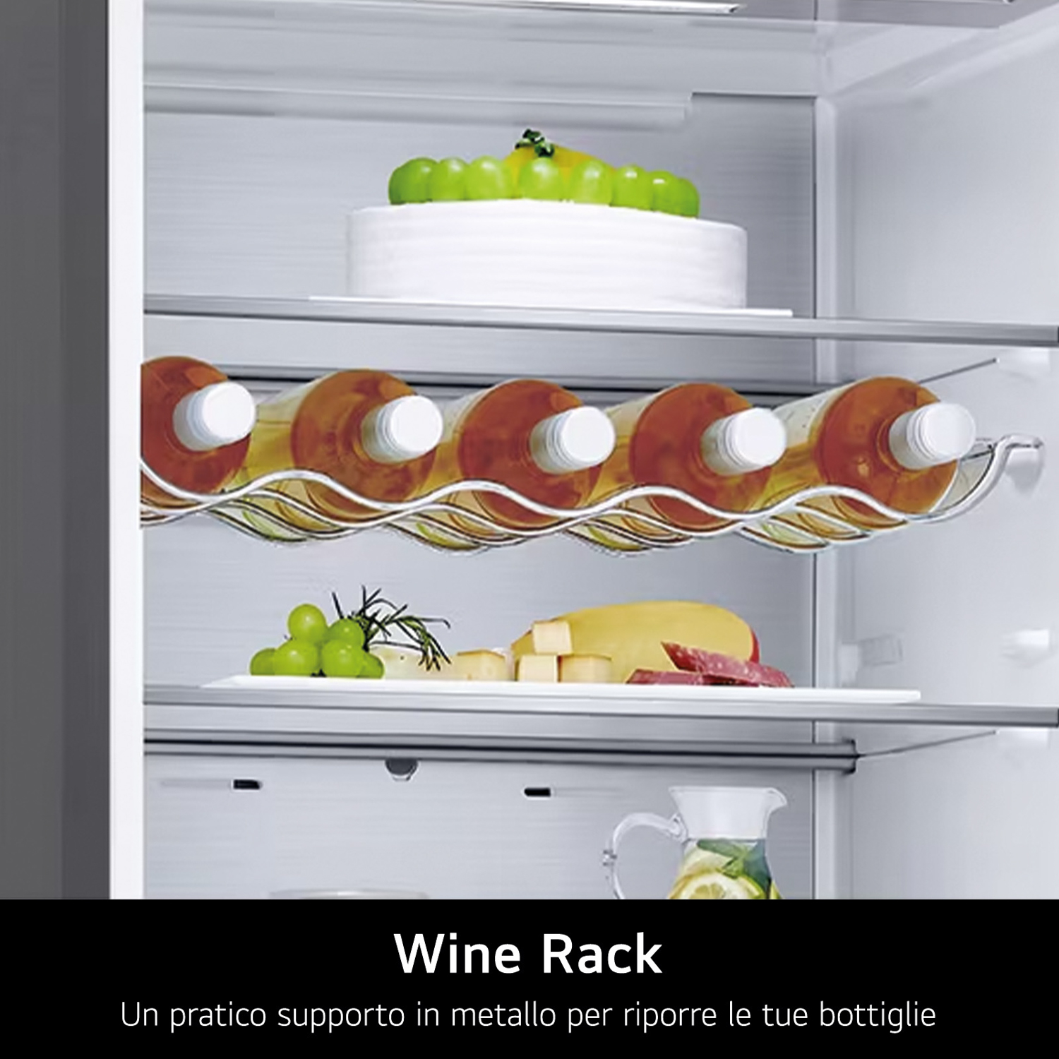 Interno del frigorifero con bottiglie di vino su un ripiano, torta, uva e formaggio.