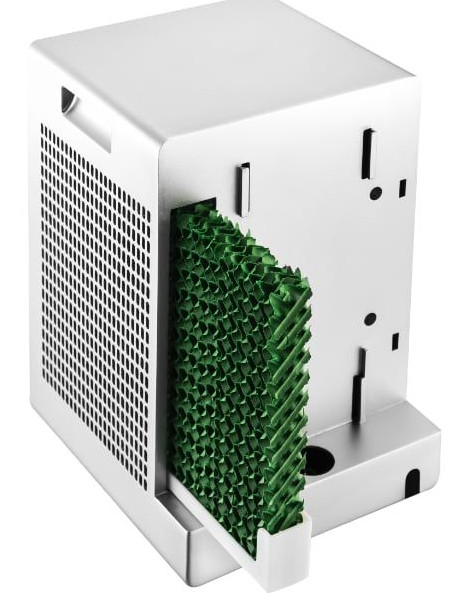Biała chłodziarka powietrza z odsłoniętymi zielonymi wkładami chłodzącymi. Szary korpus z otworami wentylacyjnymi z boku.