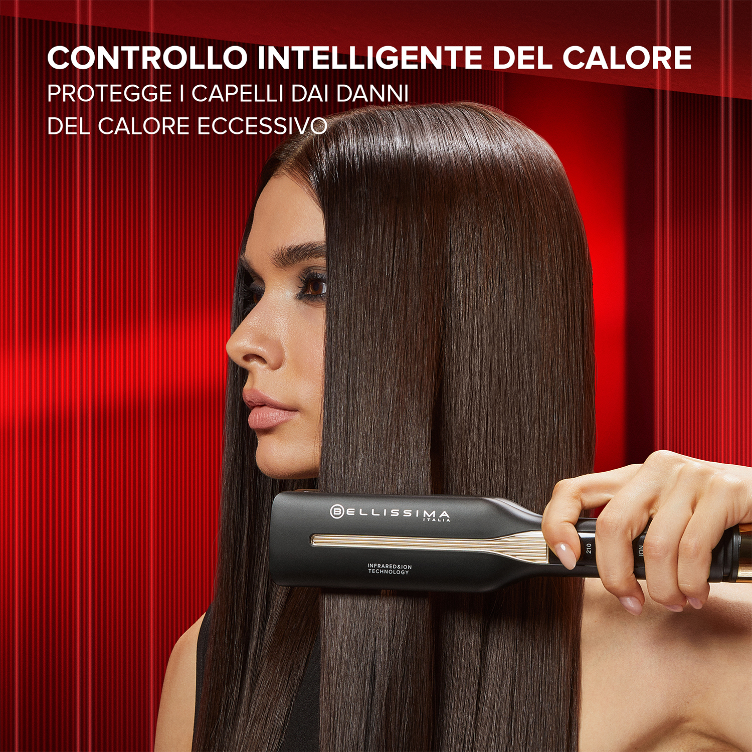Donna che si acconcia i capelli con una piastra. Sfondo rosso con testo sulla protezione dal calore.