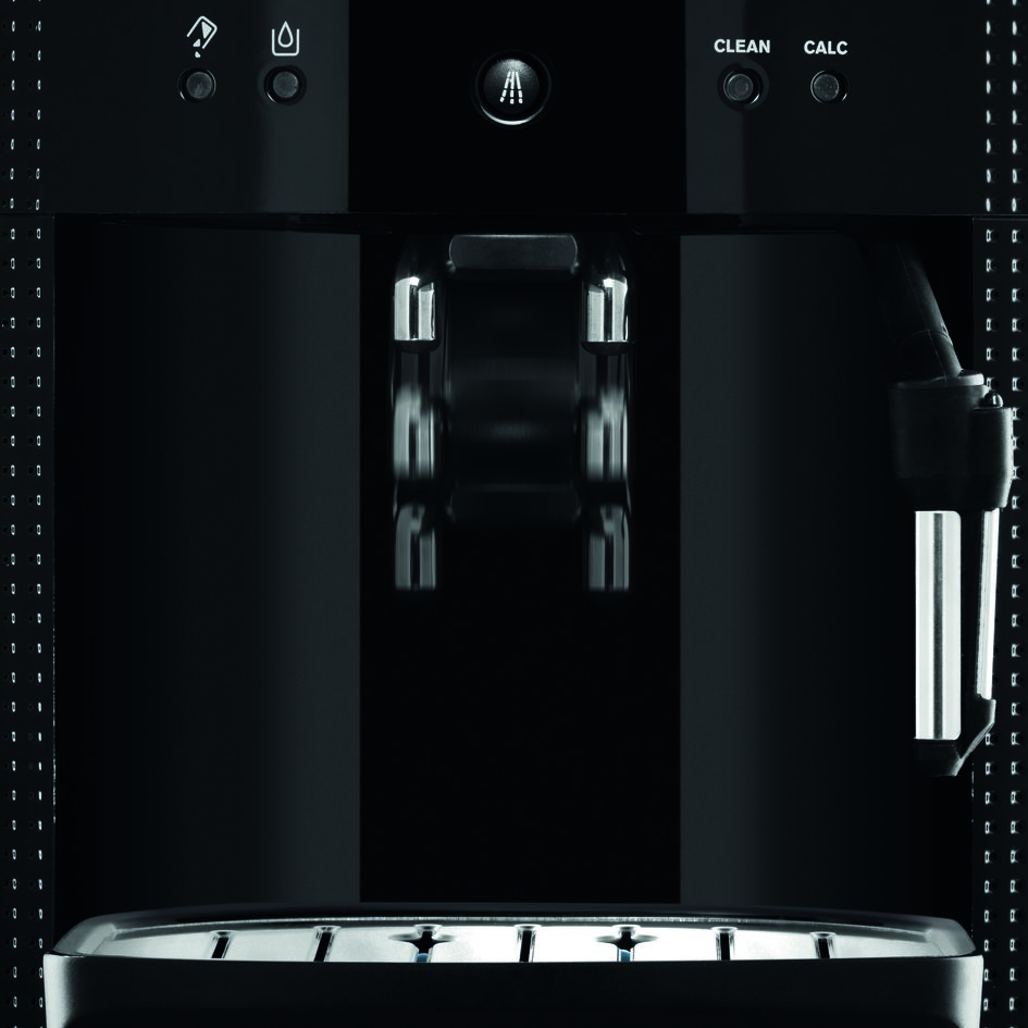 Machine à café noire. Gros plan du panneau avant.