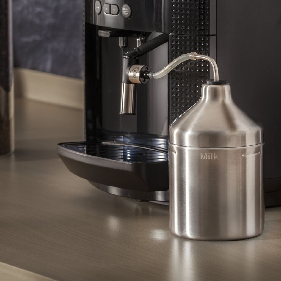 Machine à expresso avec récipient à lait. Récipient à lait argenté avec 'Milk'.