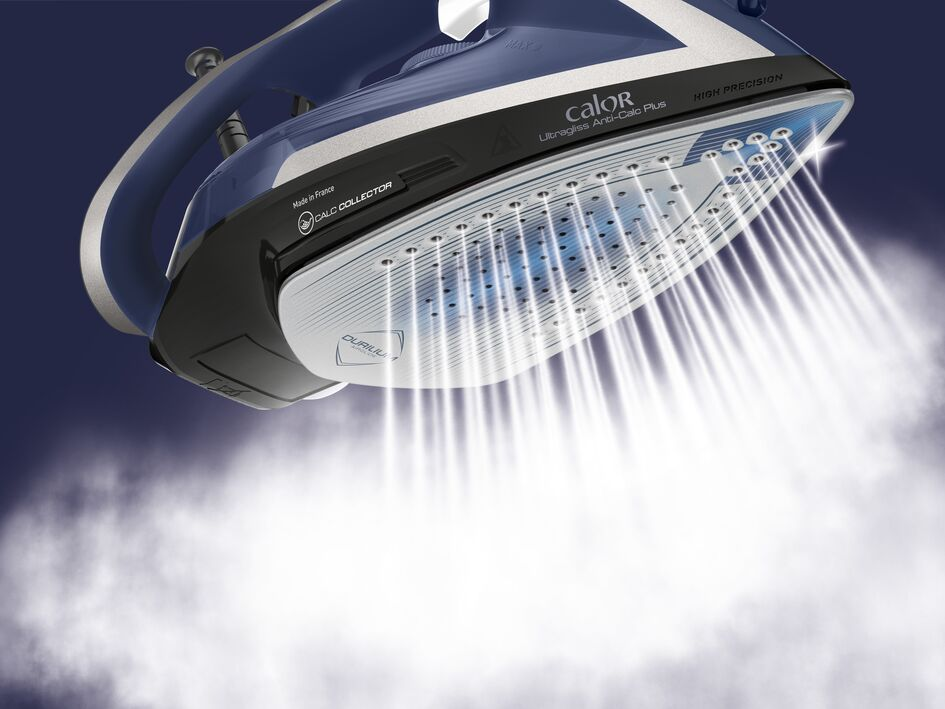 Un fer à repasser libérant de la vapeur avec le logo Calor, des accents bleus et un fond bleu foncé.