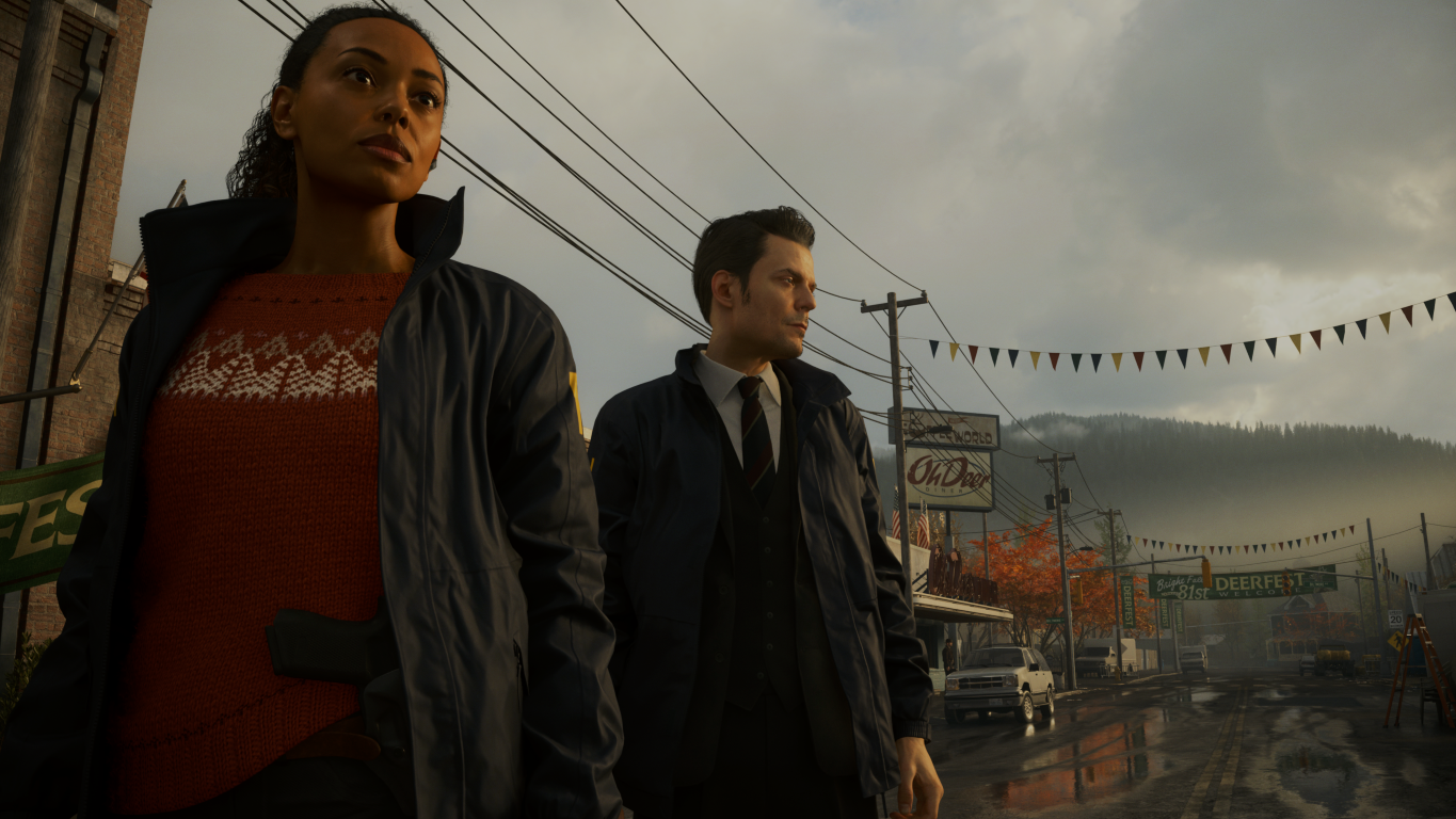 Mężczyzna i kobieta patrzący na coś.