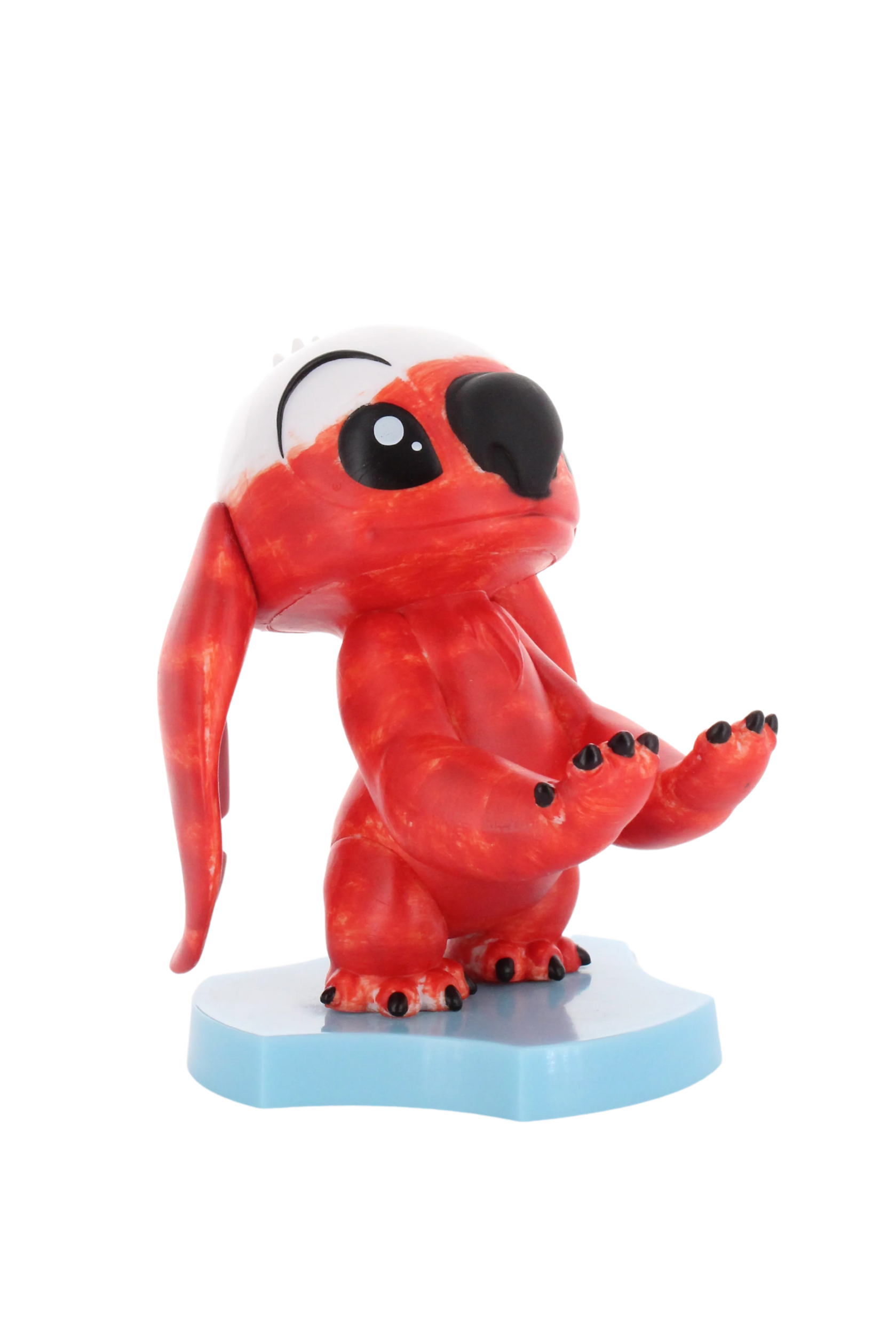 Rote und weiße Stitch-Figur auf hellblauem Sockel, Arme ausgestreckt.