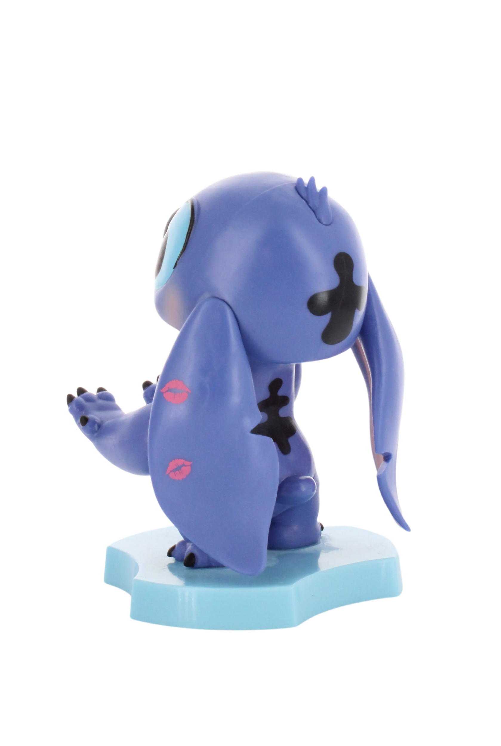 Blaue Stitch-Figur auf hellblauem Sockel. Schwarze Markierungen am Körper.