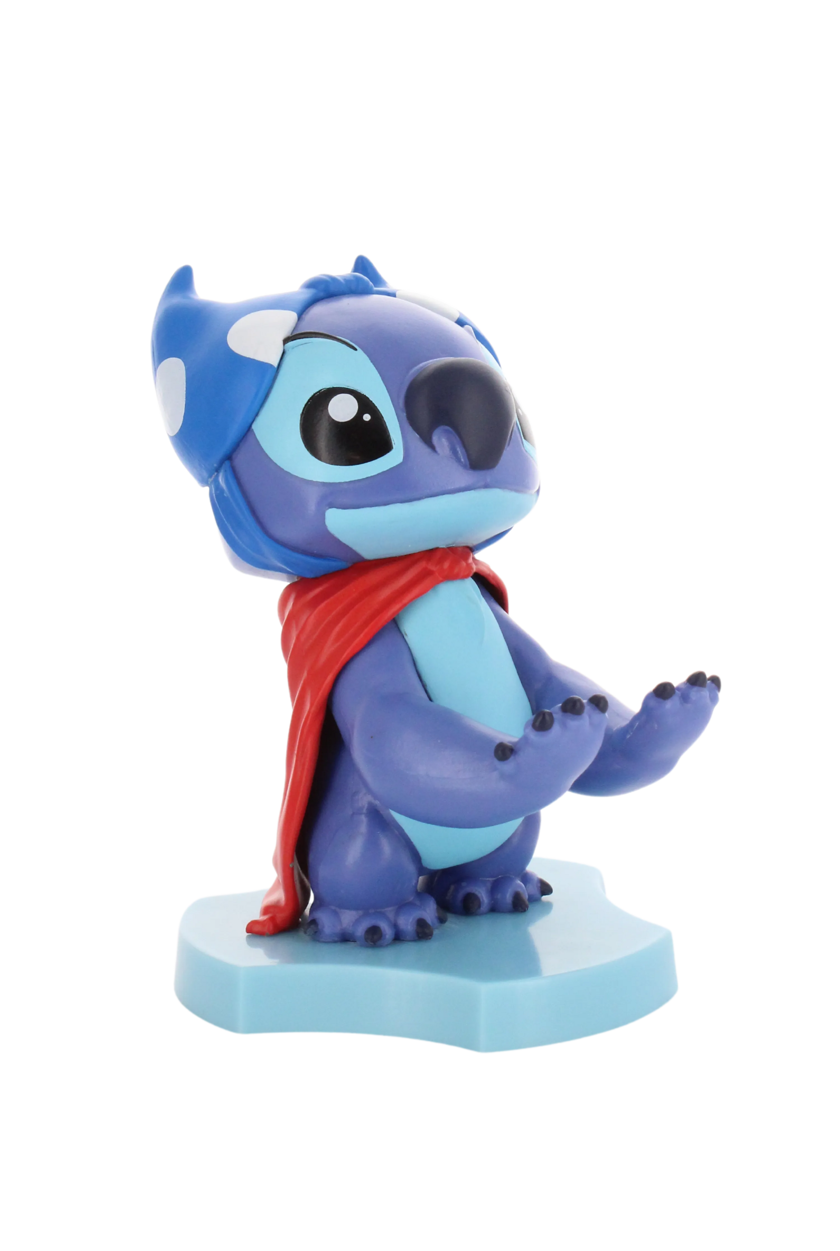 Stitch-Figur mit blauem Umhang und rotem Cape. Er steht auf einem hellblauen Ständer. Stitch posiert als Superheld.