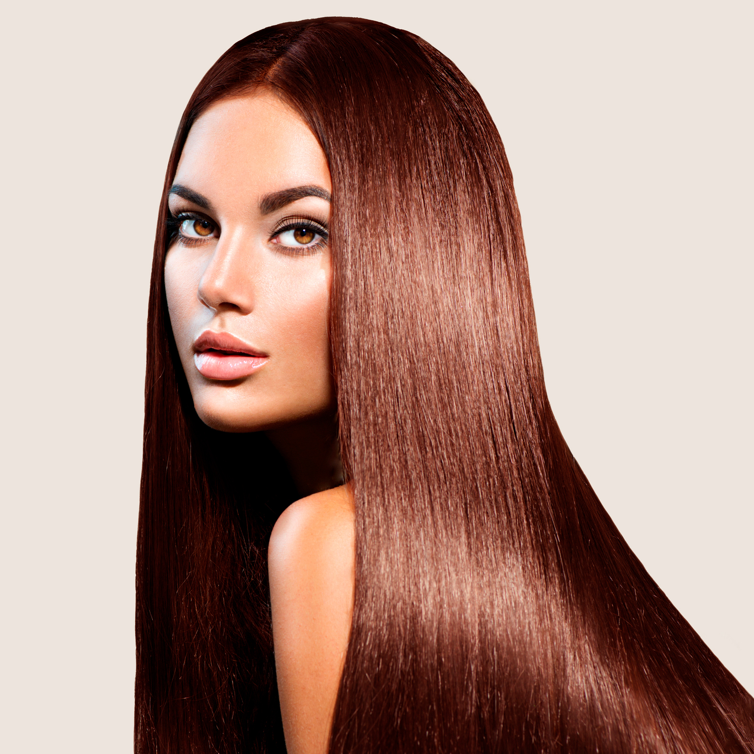 Mujer joven con cabello largo, lacio, castaño rojizo, mirando a la cámara.