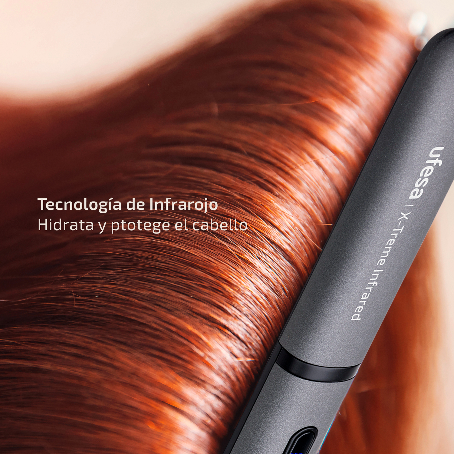 Cabello rojo de mujer con plancha. Primer plano, texto del producto lateral.