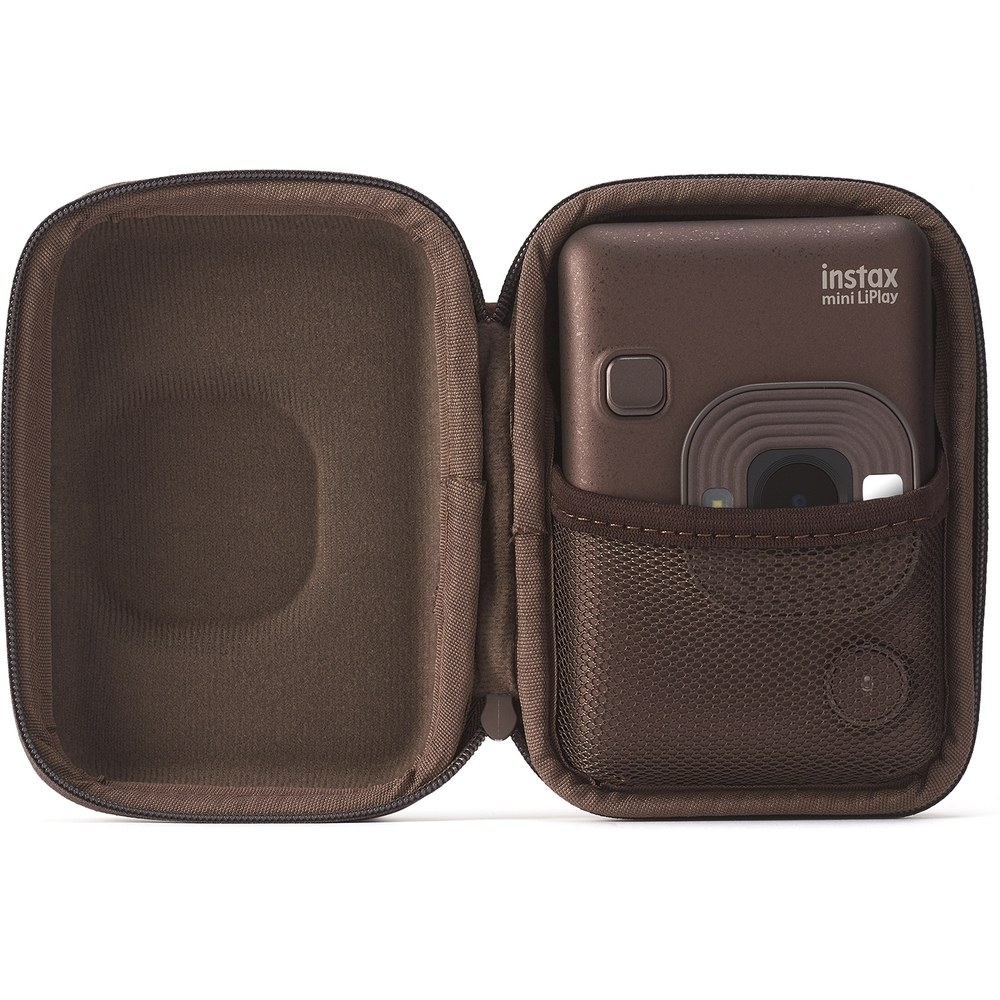 Brązowe etui na aparat Instax mini LiPlay, otwarte, z widocznym aparatem i kieszenią.