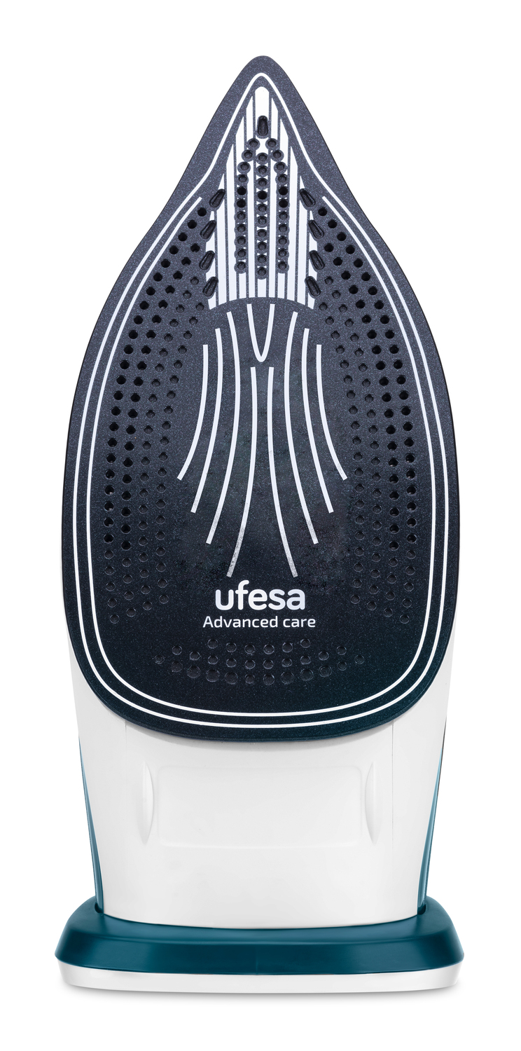 Primer plano de una plancha Ufesa. Es blanca y turquesa con una suela negra y líneas blancas.