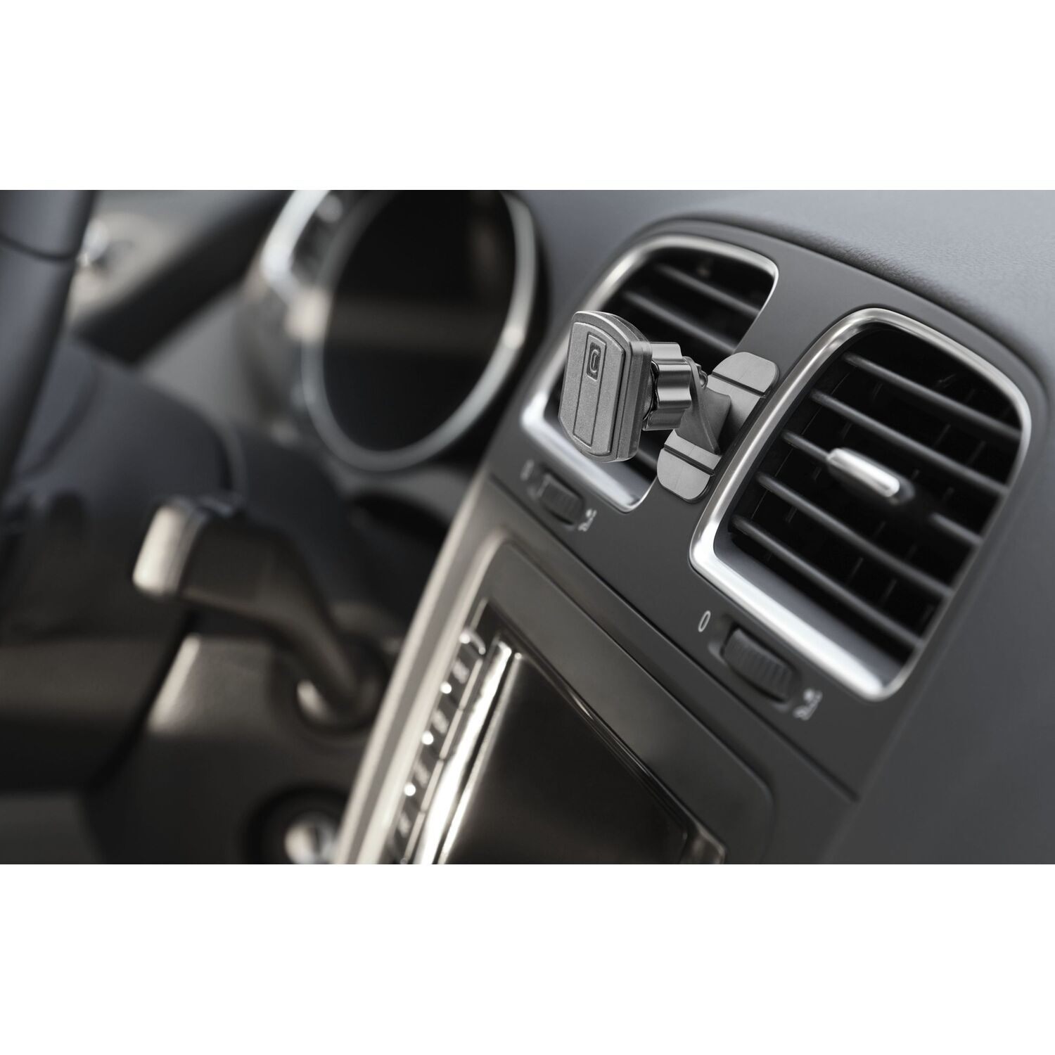 Support de ventilation de voiture avec téléphone fixé, à l'intérieur d'une voiture.
